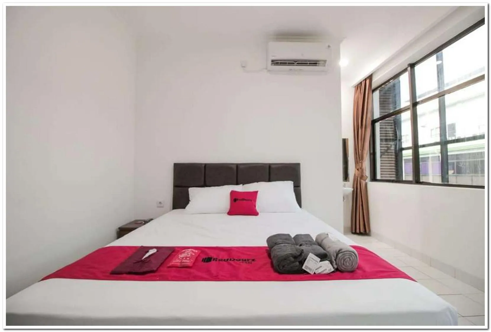 Bed in RedDoorz @ Ruko ITC Roxy Mas