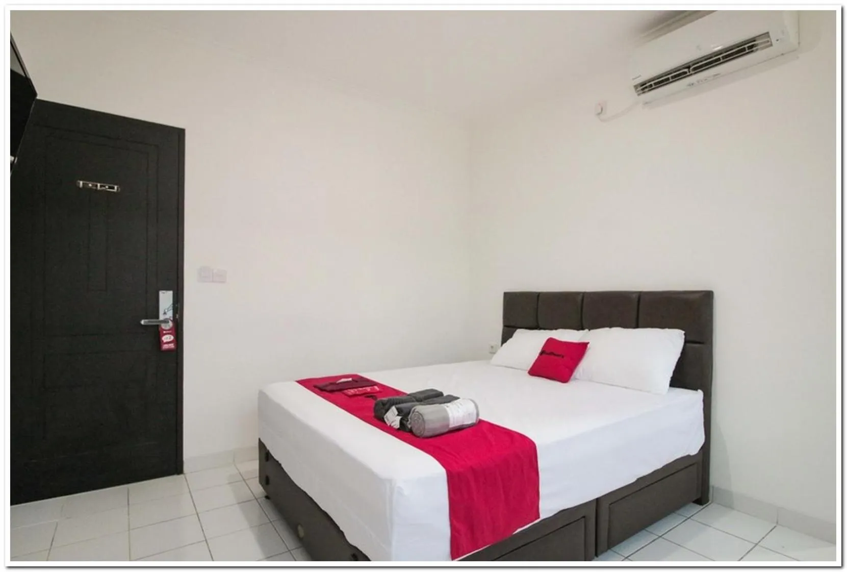 Bed in RedDoorz @ Ruko ITC Roxy Mas