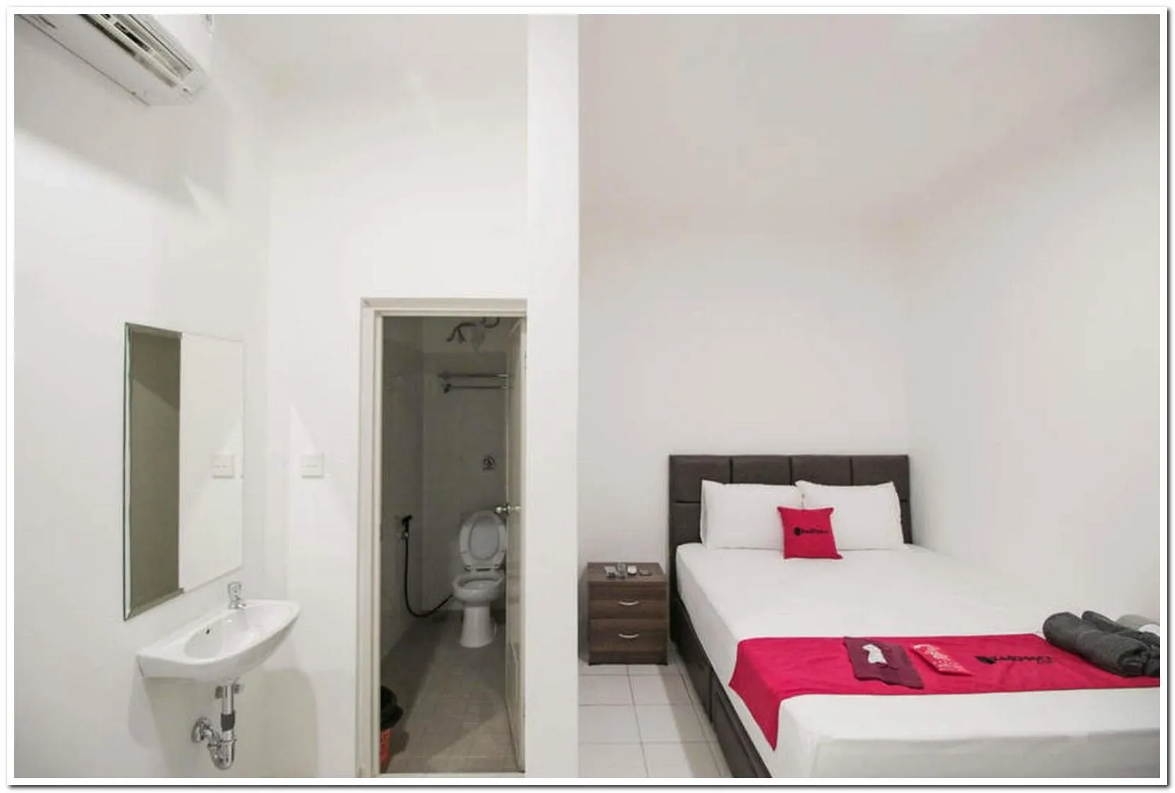 Bed in RedDoorz @ Ruko ITC Roxy Mas