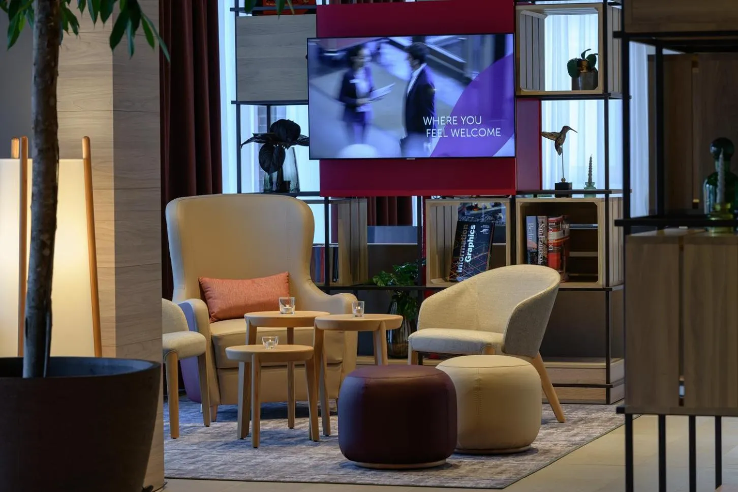 Lobby or reception in IntercityHotel Herford