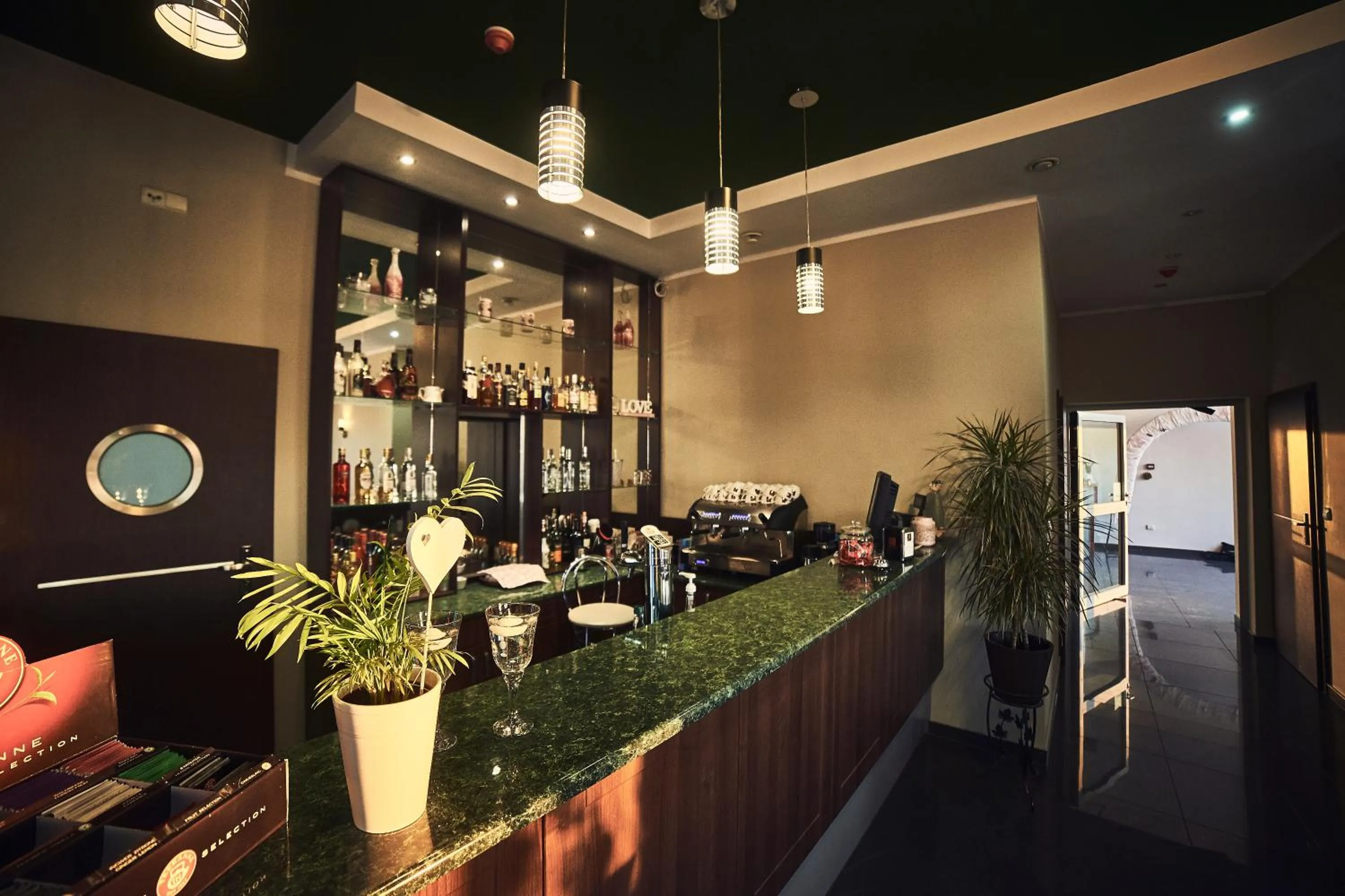 Restaurant/places to eat in Hotel AB