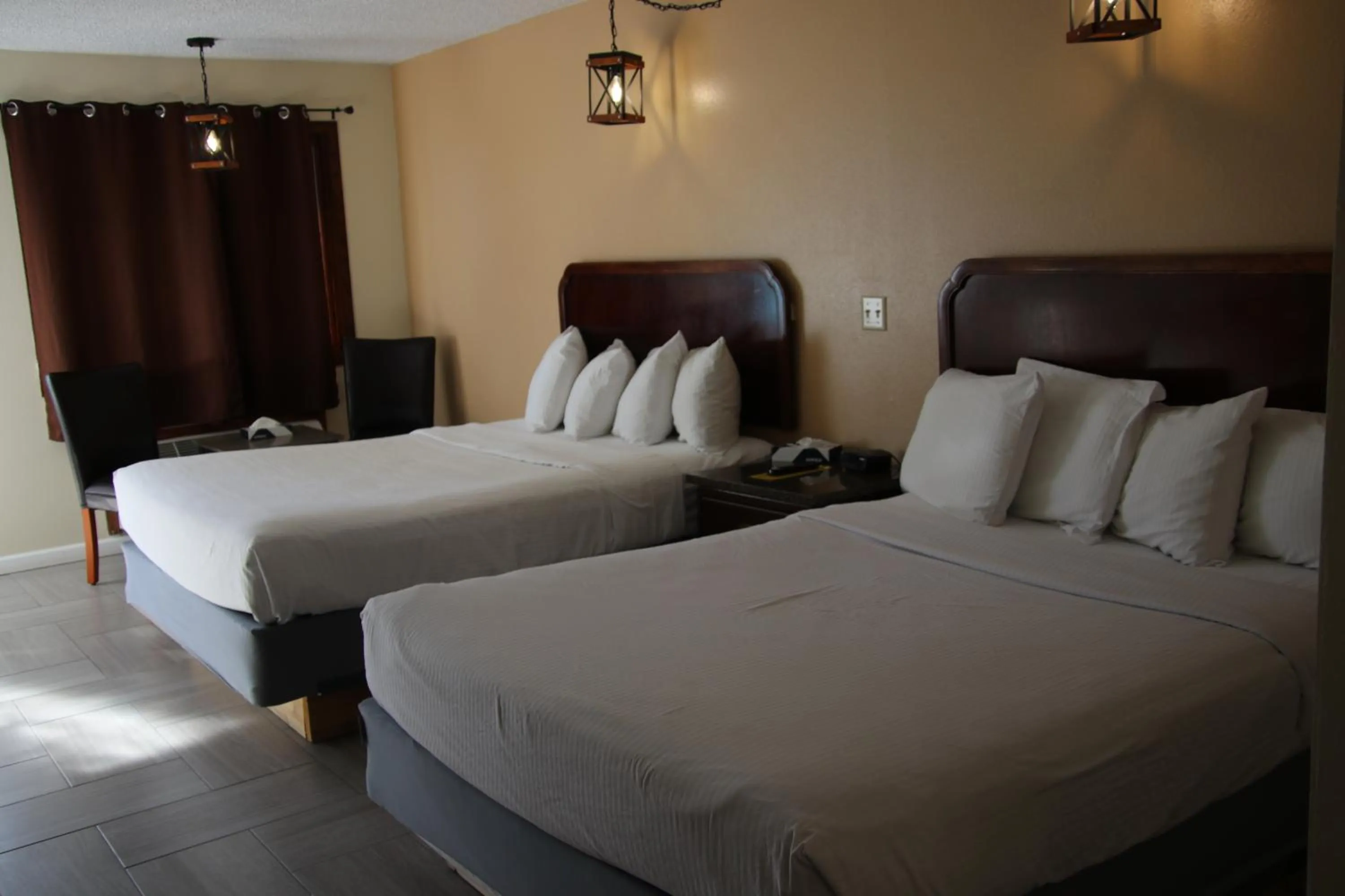 Photo of the whole room, Bed in Townhouse Motel