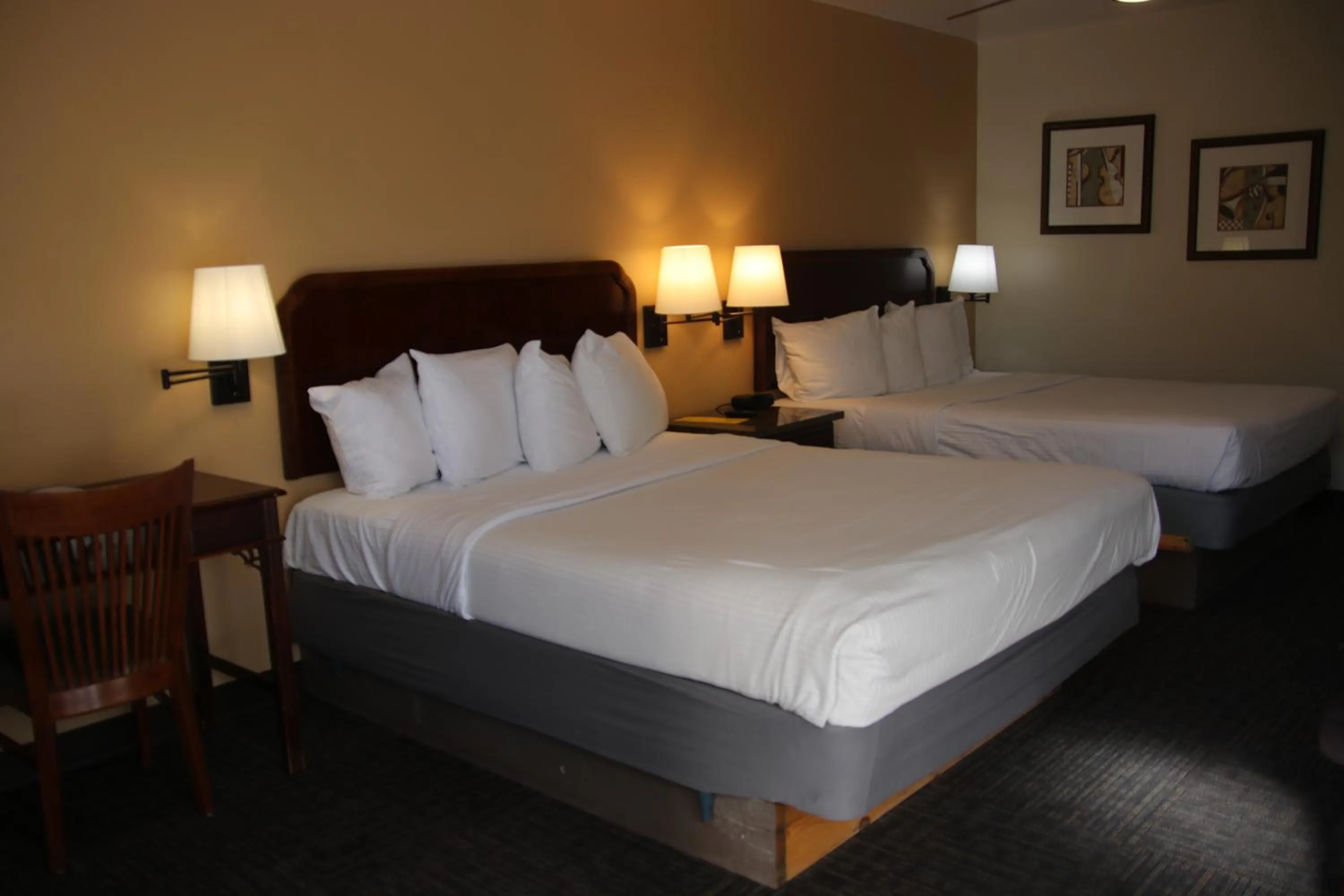 Photo of the whole room, Bed in Townhouse Motel