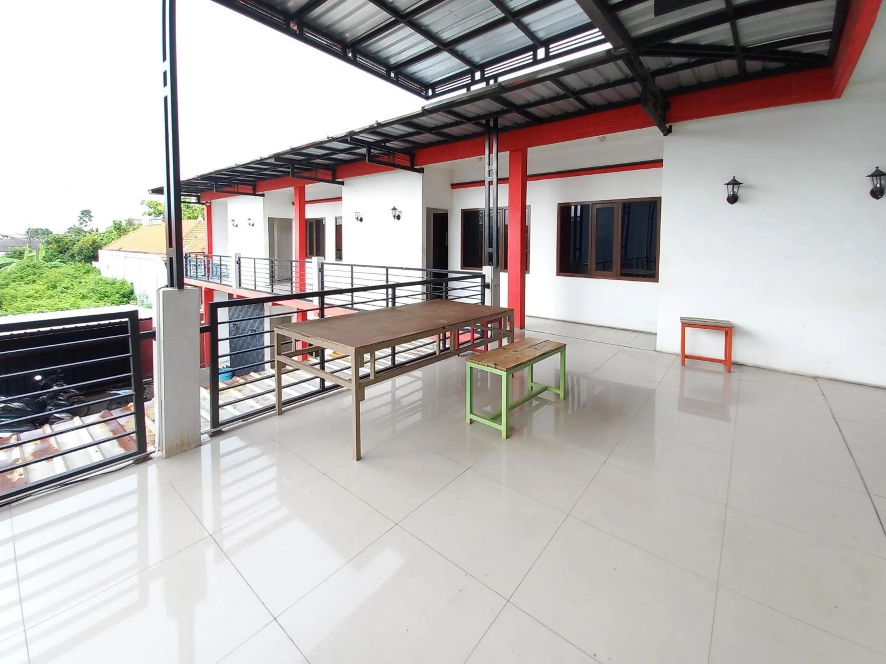Seating area in RedDoorz Syariah at Homestay Bougenville near Taman Alun-Alun Kota Lamongan