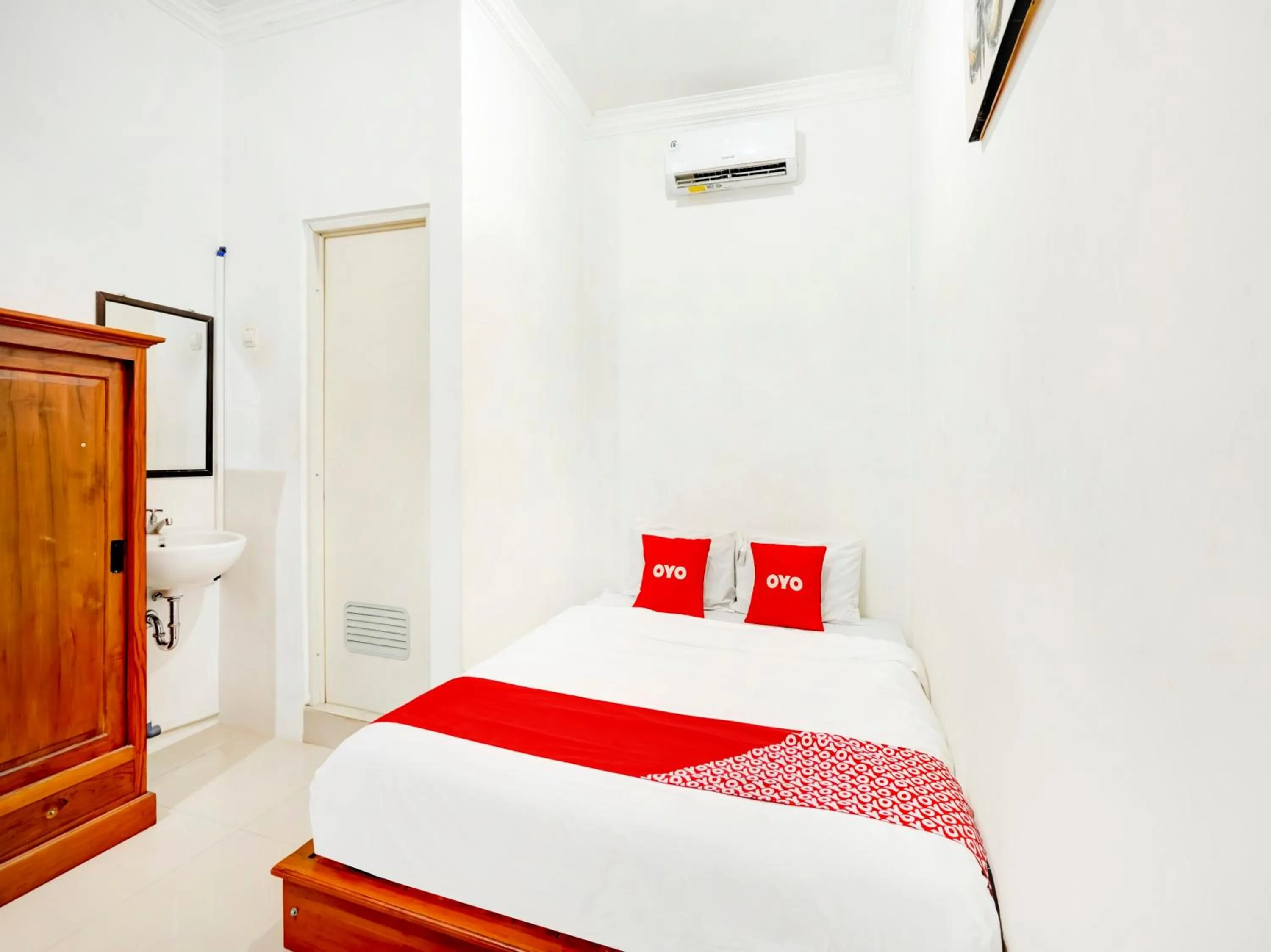 RedDoorz Syariah at Homestay Bougenville near Taman Alun-Alun Kota Lamongan