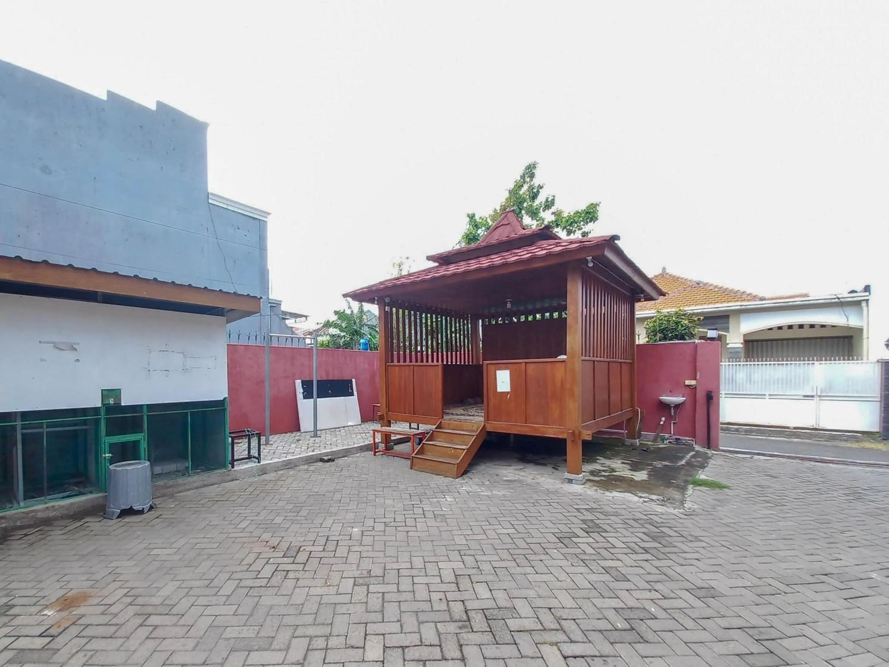 Property building in RedDoorz Syariah at Homestay Bougenville near Taman Alun-Alun Kota Lamongan