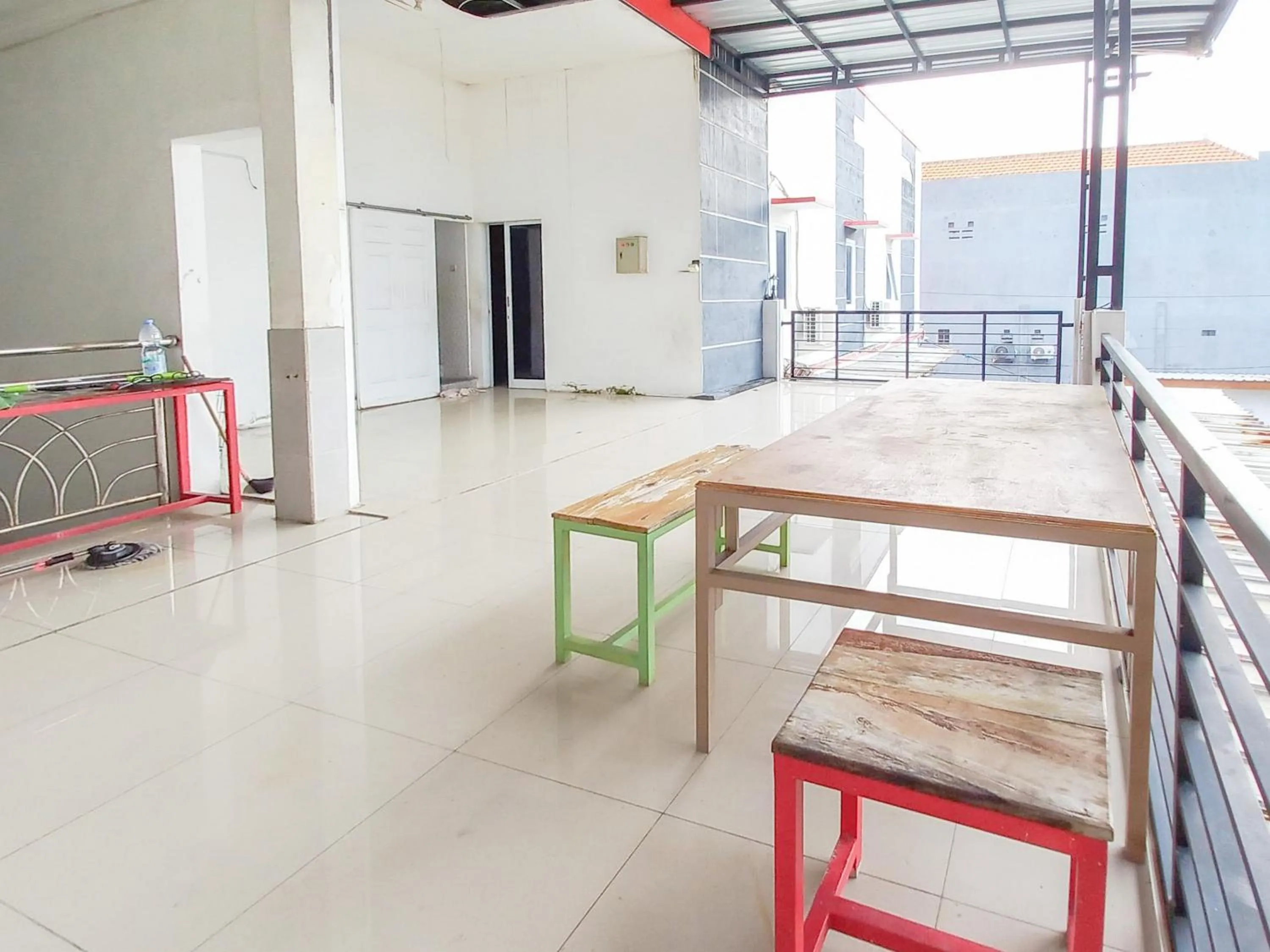 Seating area in RedDoorz Syariah at Homestay Bougenville near Taman Alun-Alun Kota Lamongan