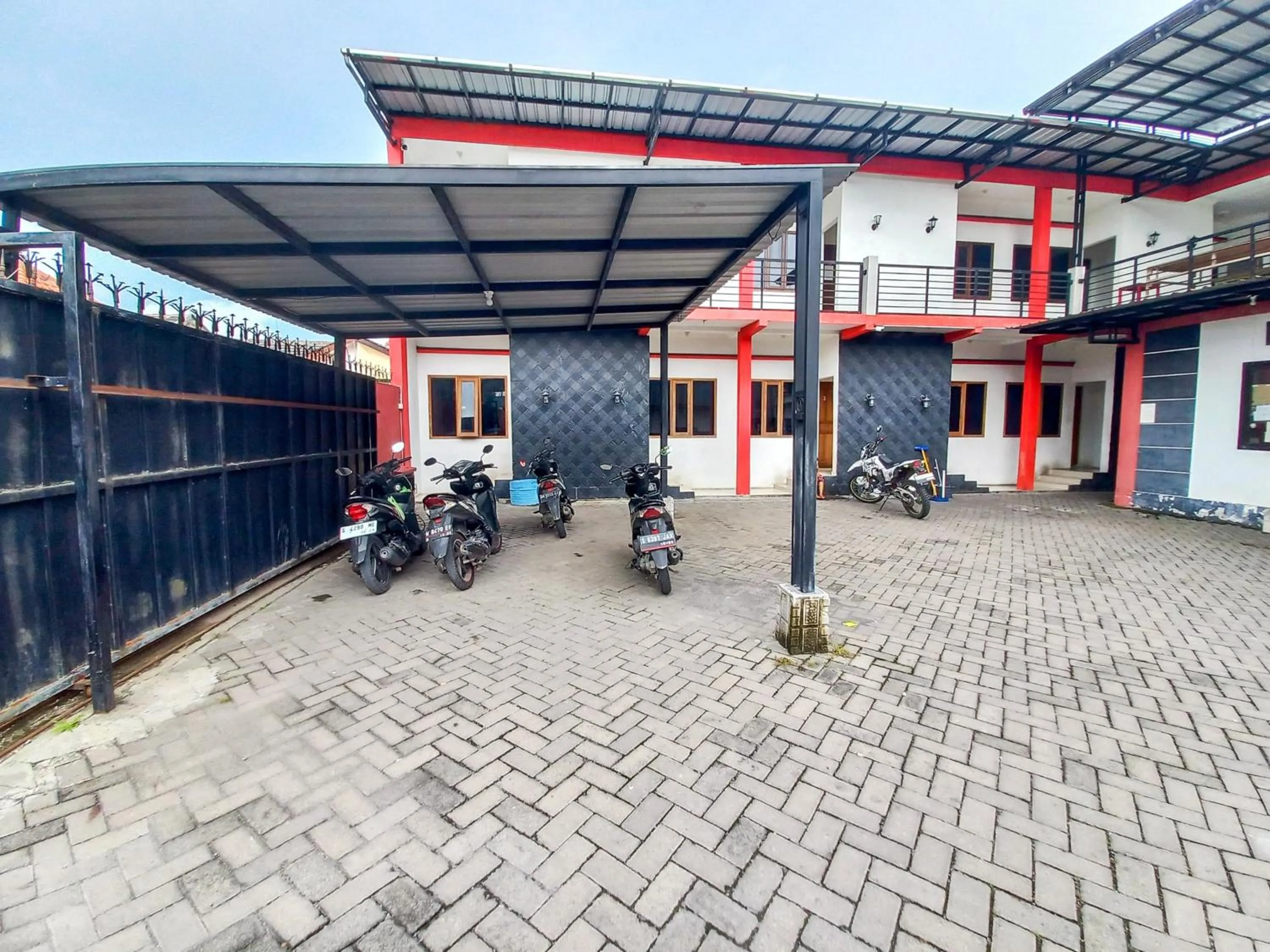 Parking in RedDoorz Syariah at Homestay Bougenville near Taman Alun-Alun Kota Lamongan