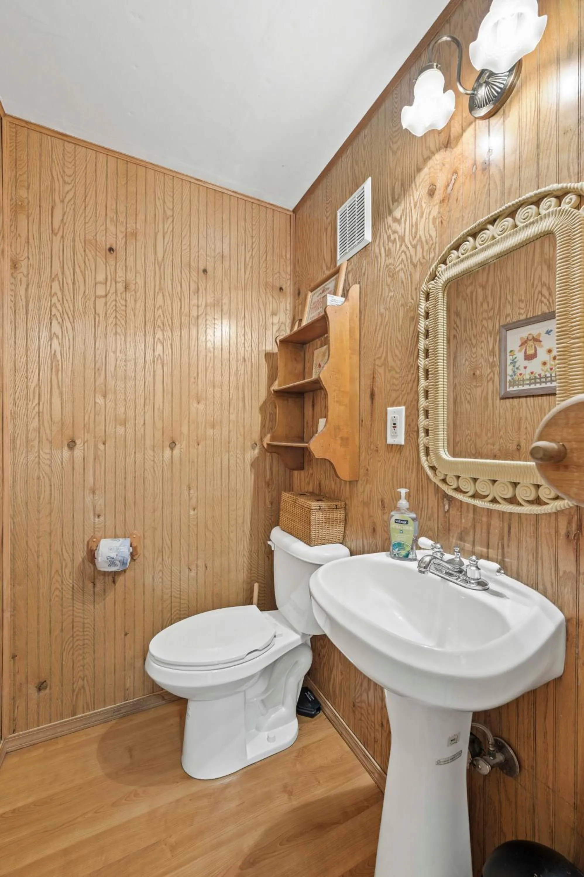 Country Lodge for 18, With Pool and Pond, Near Ark