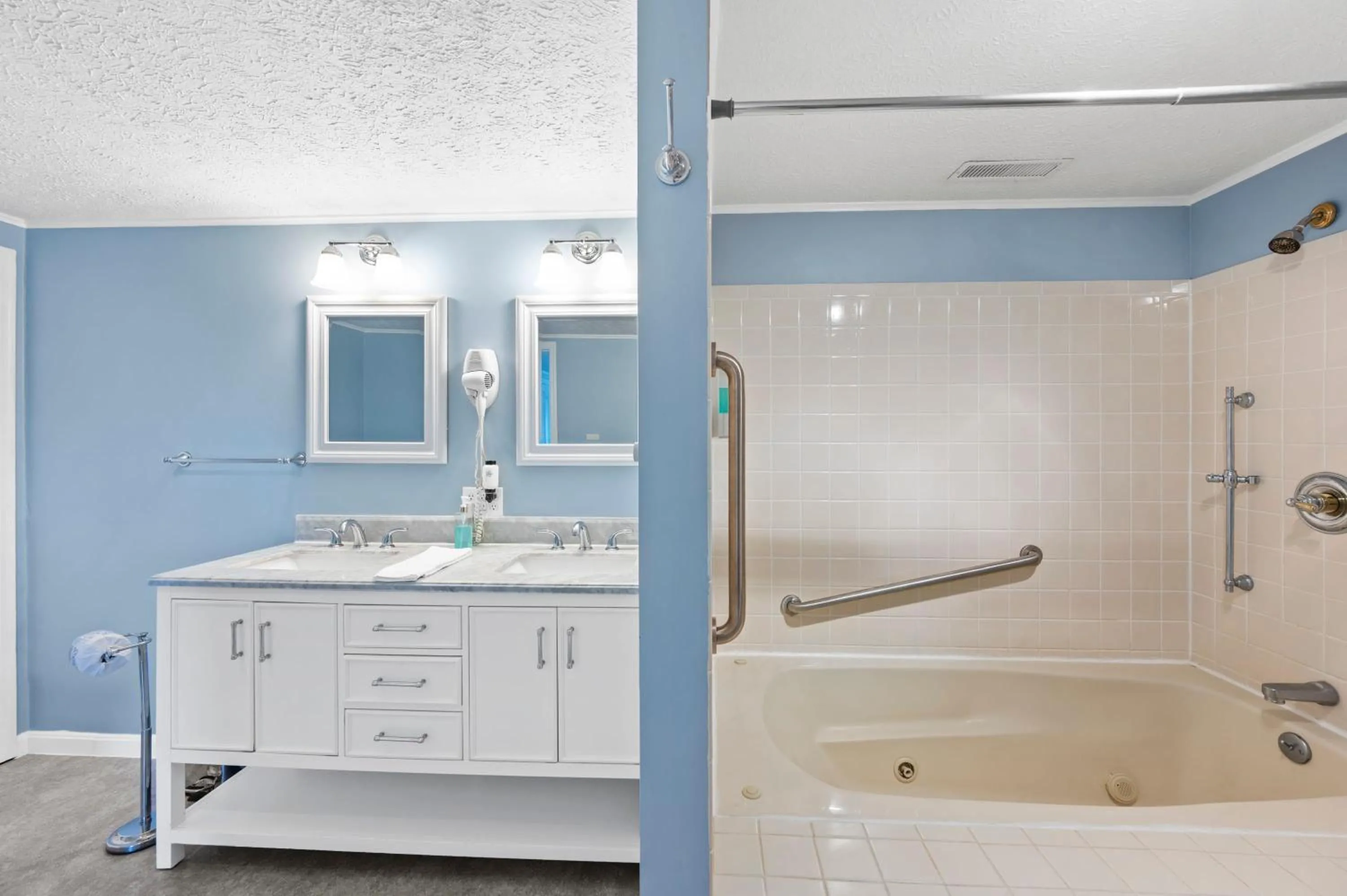 Country Lodge for 18, With Pool and Pond, Near Ark