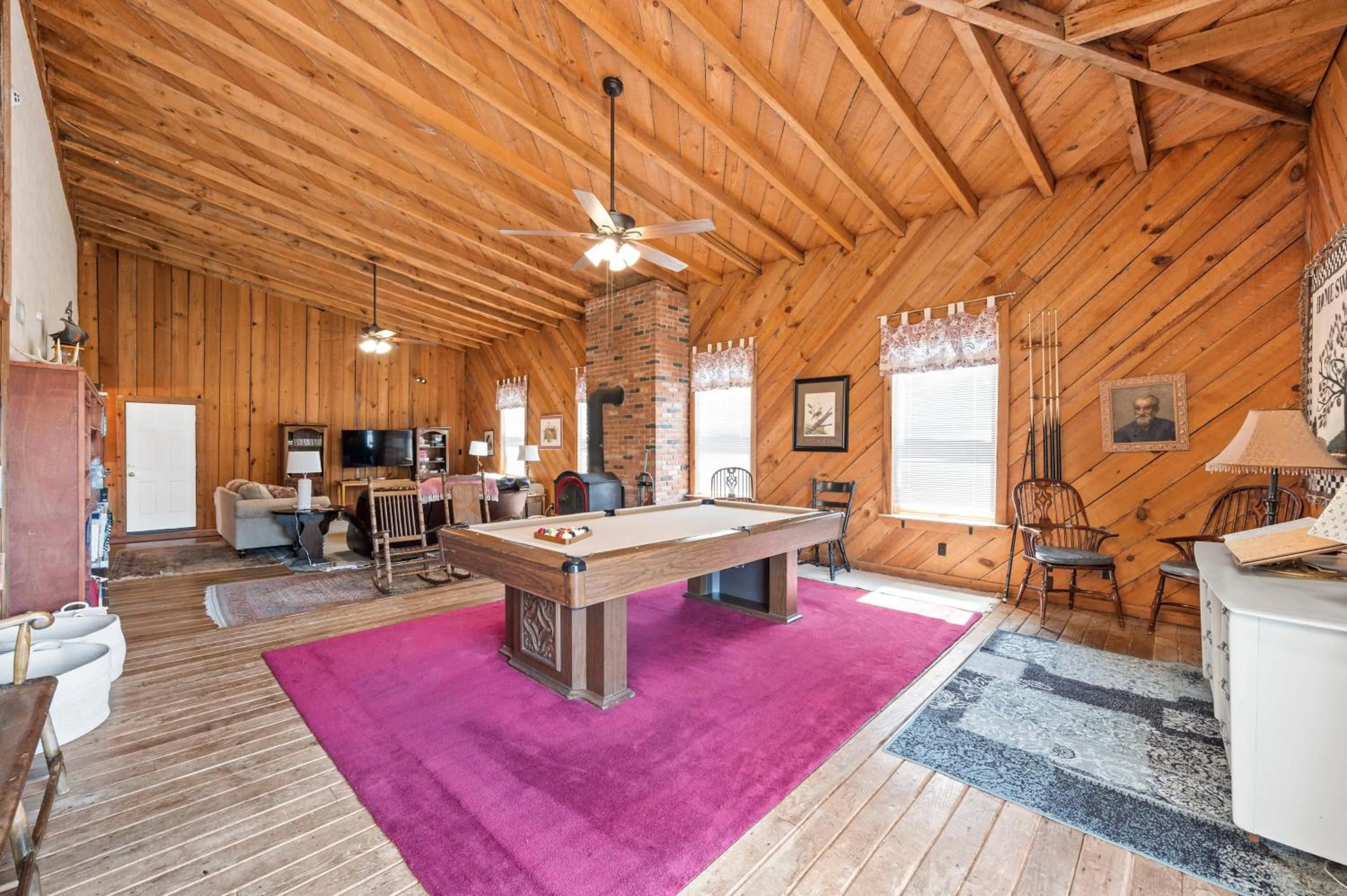 Country Lodge for 18, With Pool and Pond, Near Ark