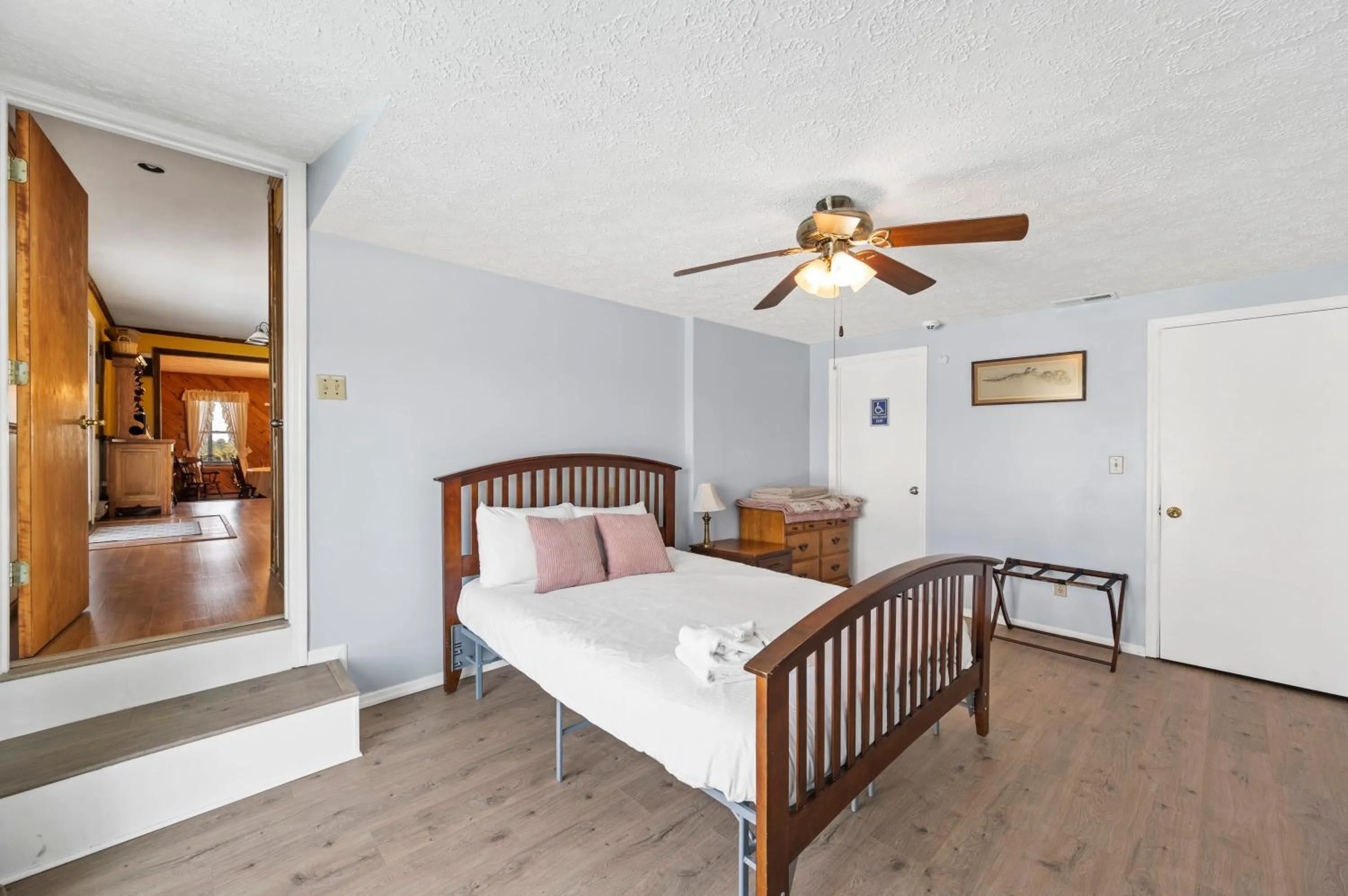 Bed in Country Lodge for 18, With Pool and Pond, Near Ark