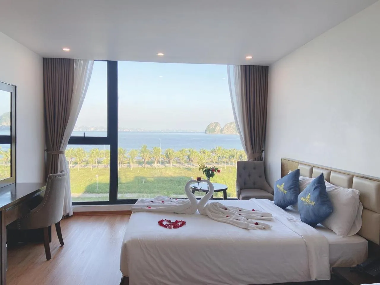 Bed in Golden Palm HaLong Hotel