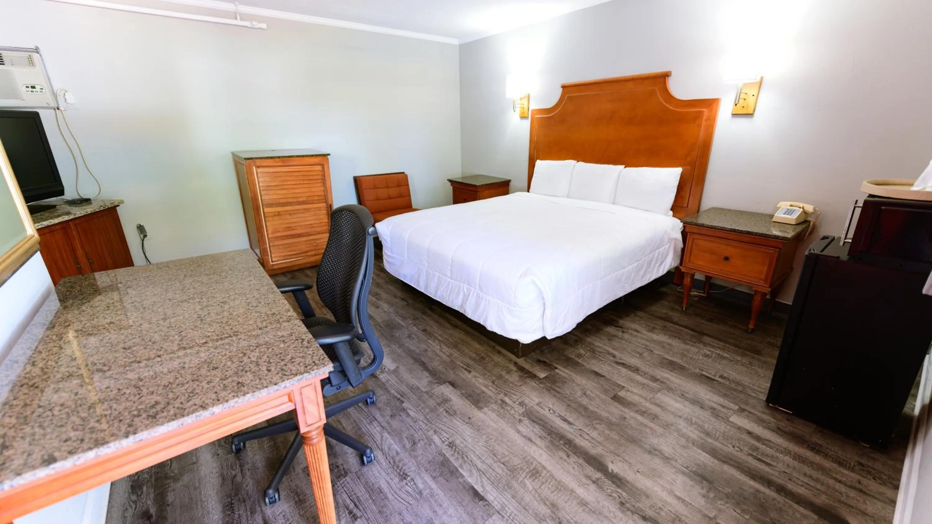 Bedroom, Bed in OAKS MOTEL GREENSBORO NC