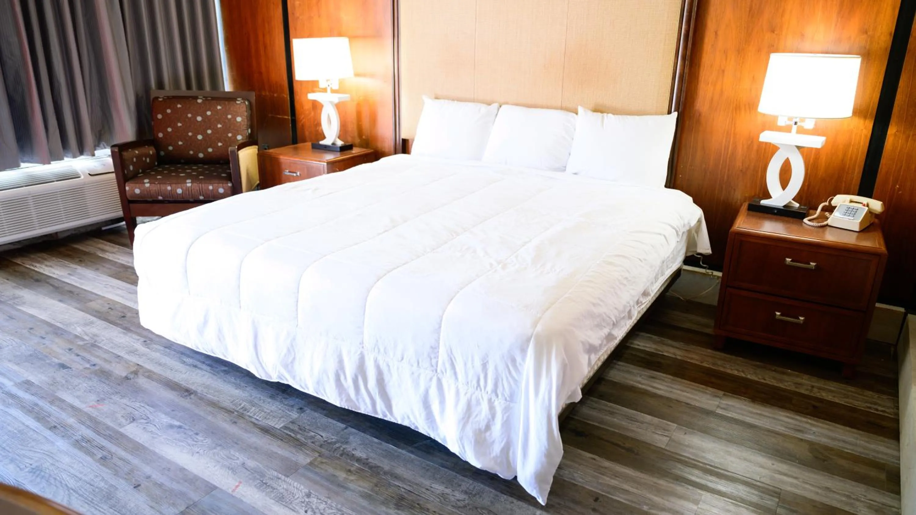 Bed in OAKS MOTEL GREENSBORO NC