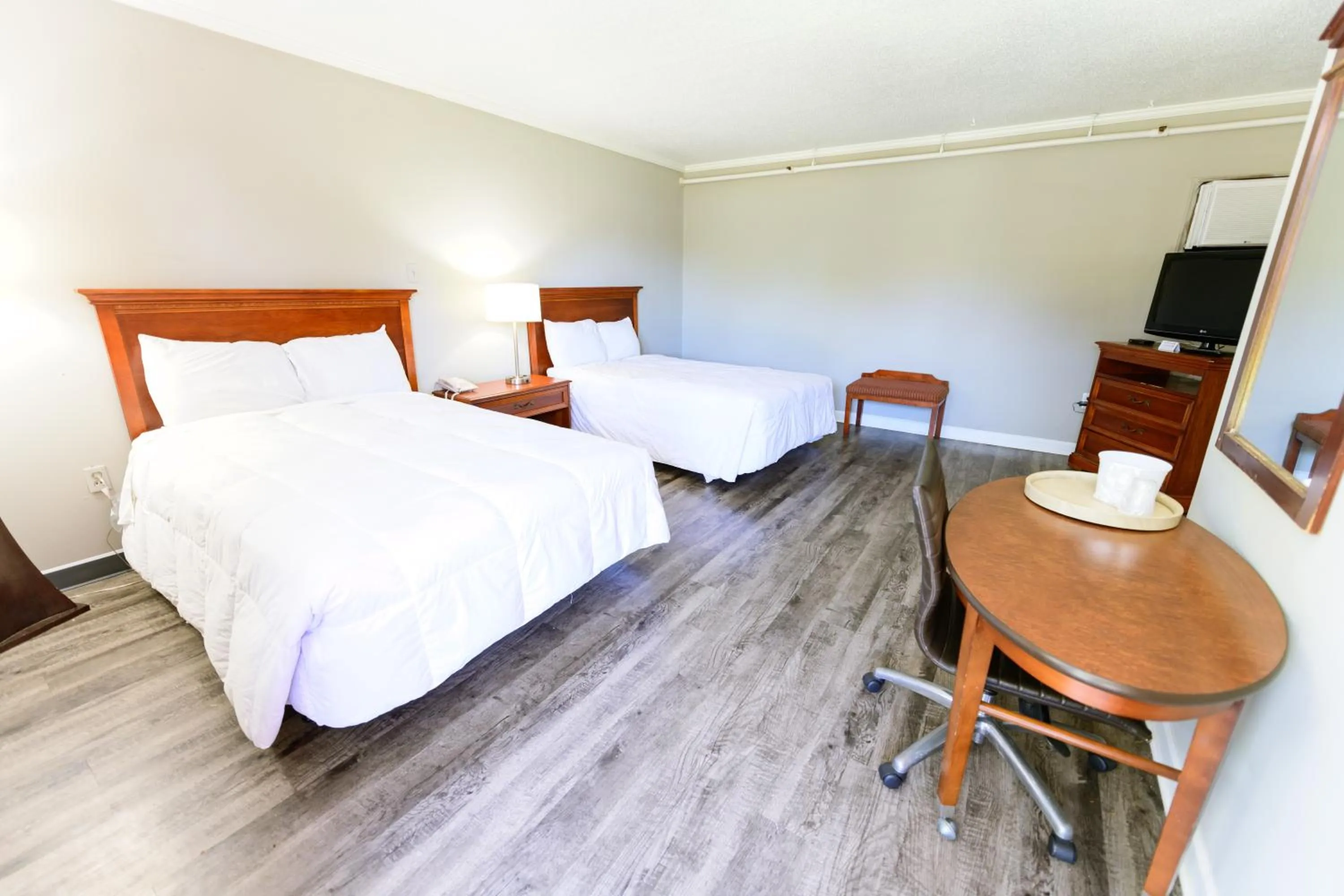 Bed in OAKS MOTEL GREENSBORO NC