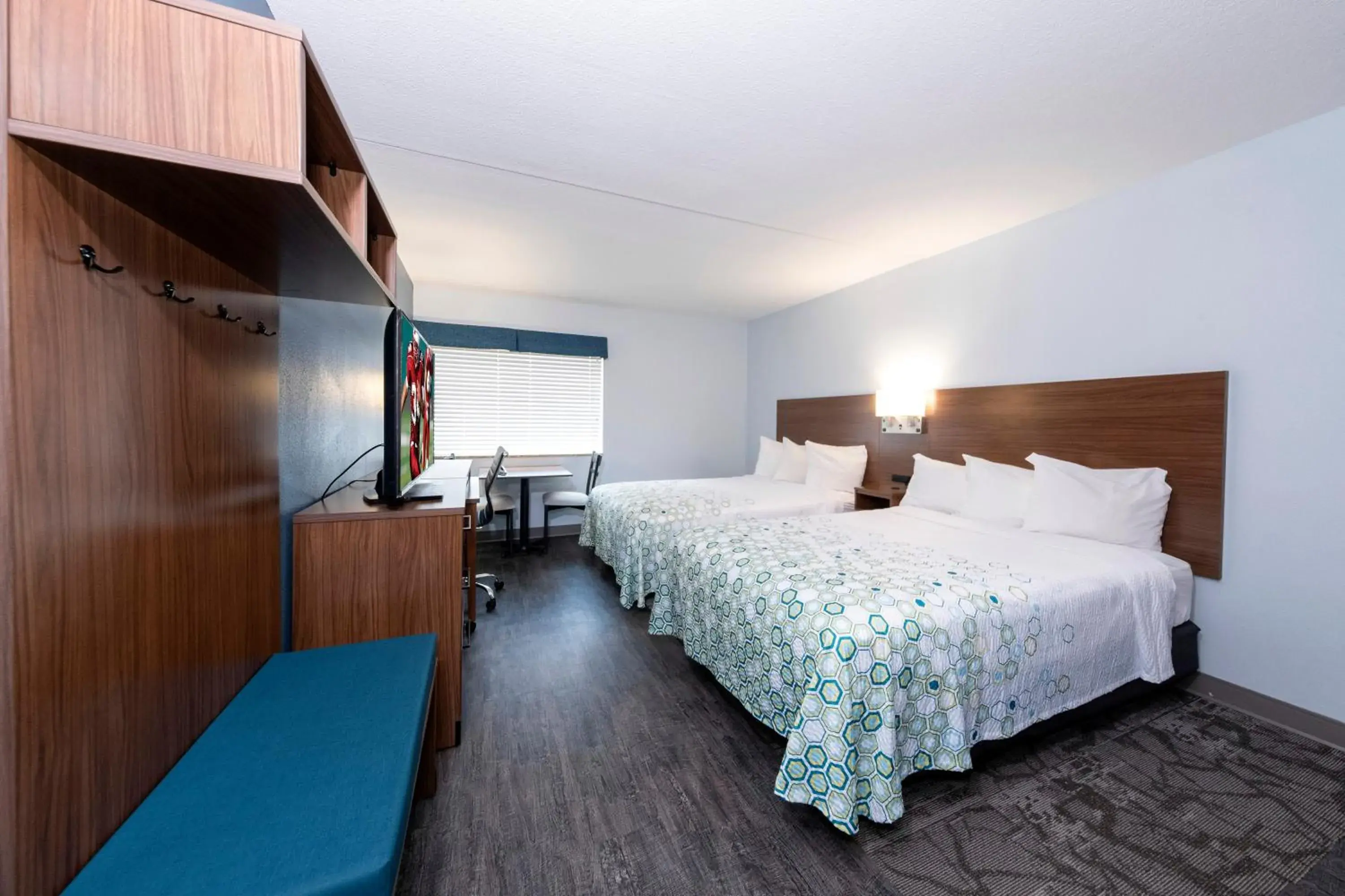 Studio Room with Two Double Beds Smoke Free in HomeTowne Studios by Red Roof Wilmington - New Castle Studio Room with Two Double Beds Smoke Free in HomeTowne Studios by Red Roof Wilmington - New Castle