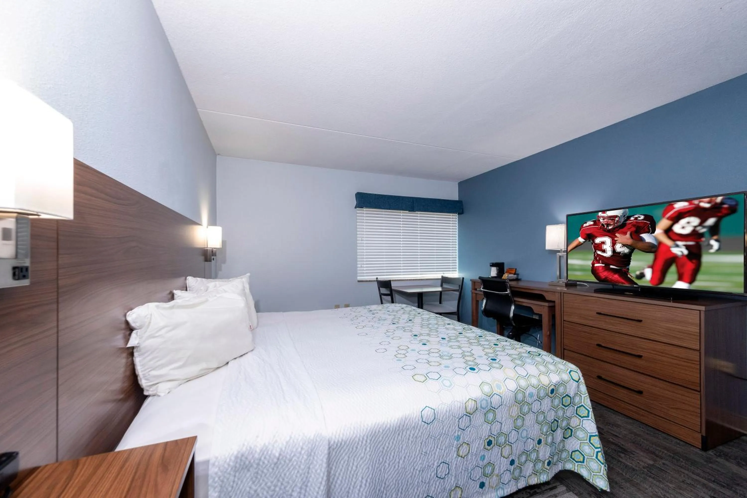 Photo of the whole room, Bed in HomeTowne Studios by Red Roof Wilmington - New Castle