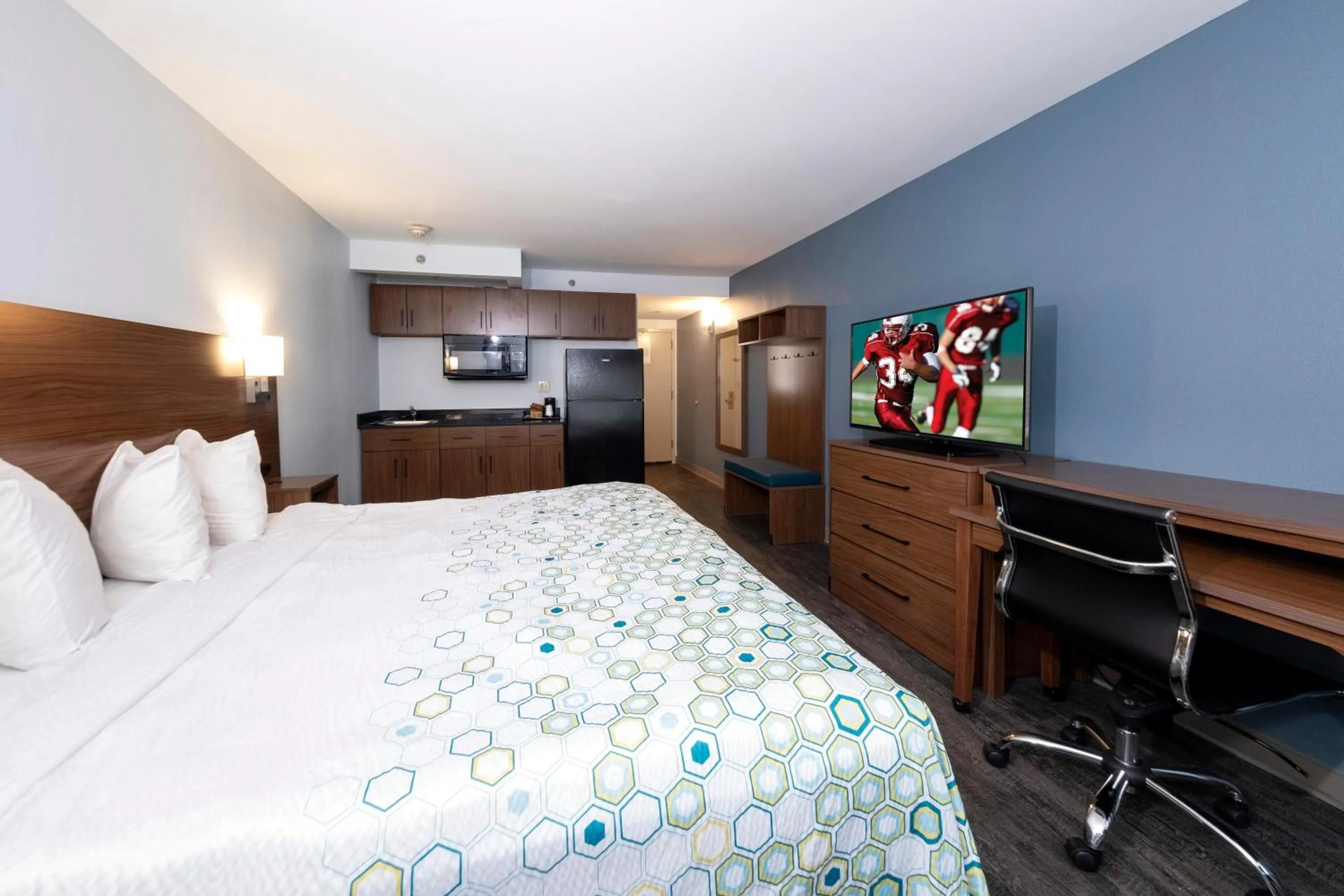 Photo of the whole room, Bed in HomeTowne Studios by Red Roof Wilmington - New Castle