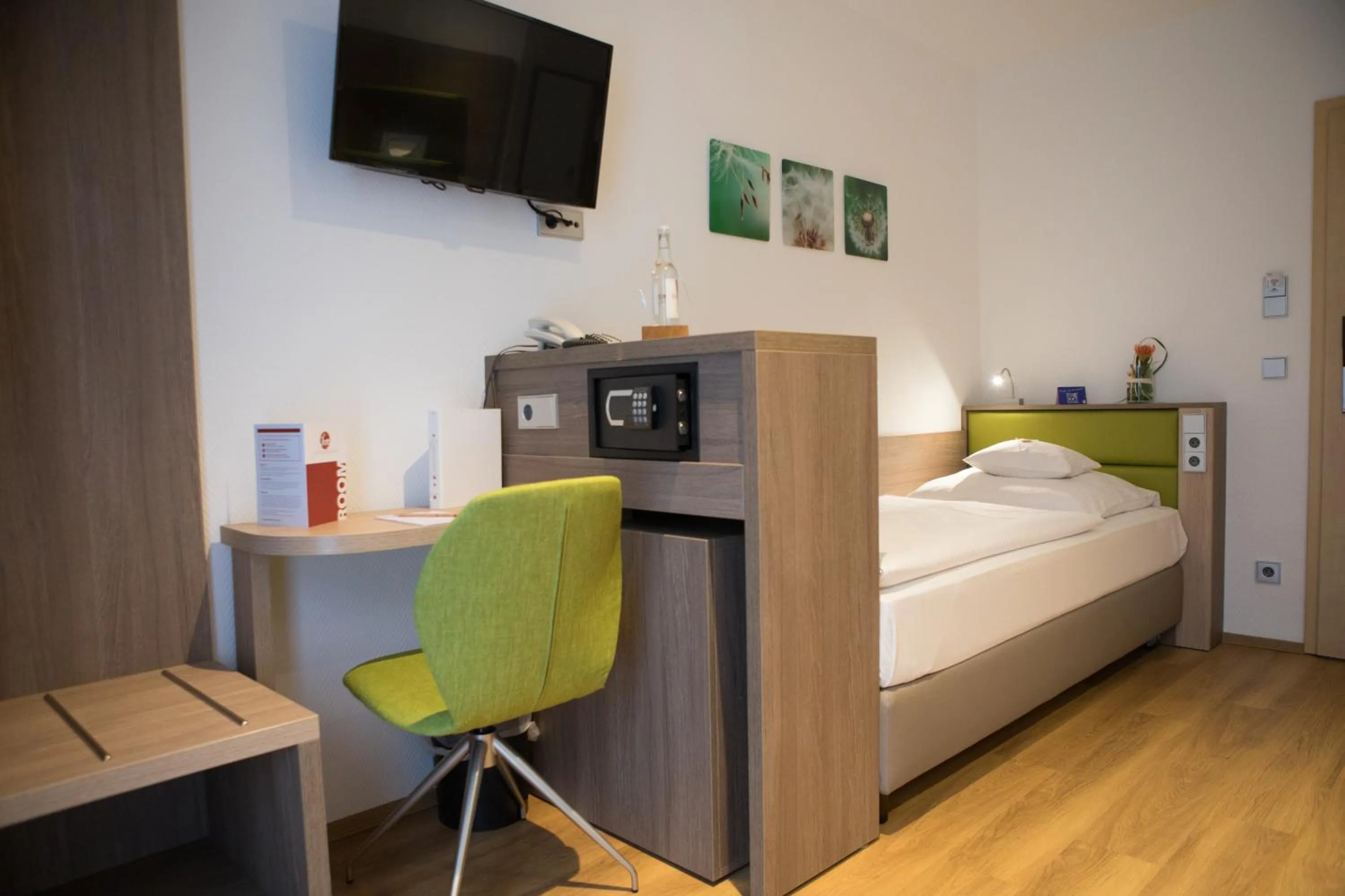 Photo of the whole room, Bed in JOTT Wolfsburg-Sandkamp FREE PARKING