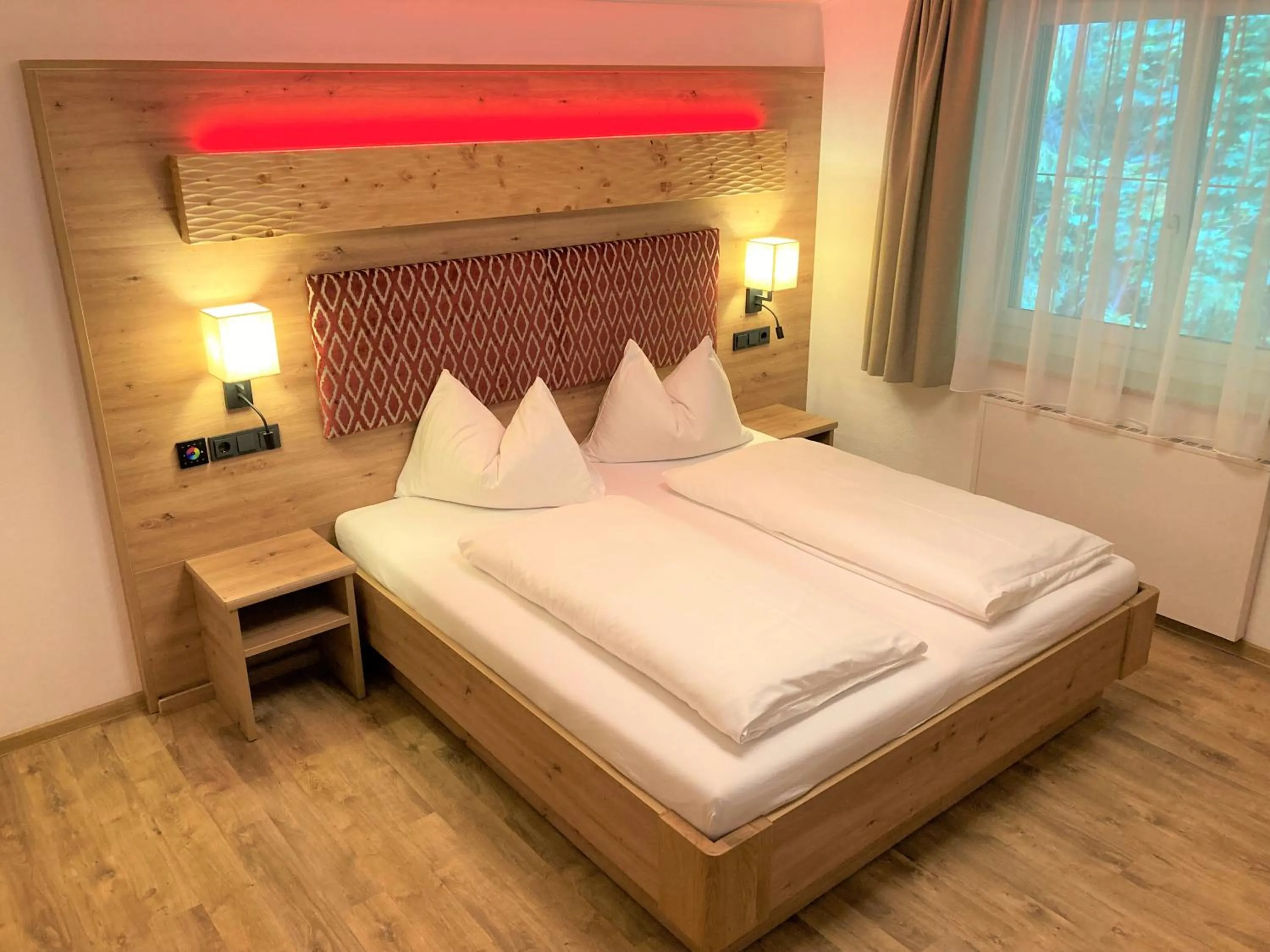 Bedroom, Bed in Hotel Garni Siegmundshof - inclusive Joker Card im Sommer
