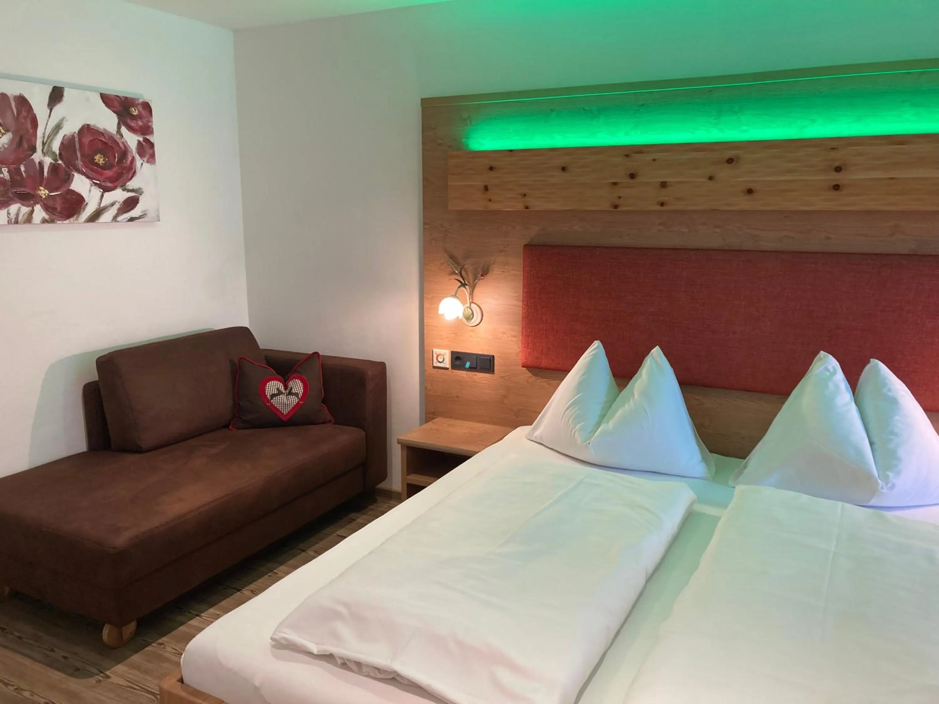 Photo of the whole room, Bed in Hotel Garni Siegmundshof - inclusive Joker Card im Sommer