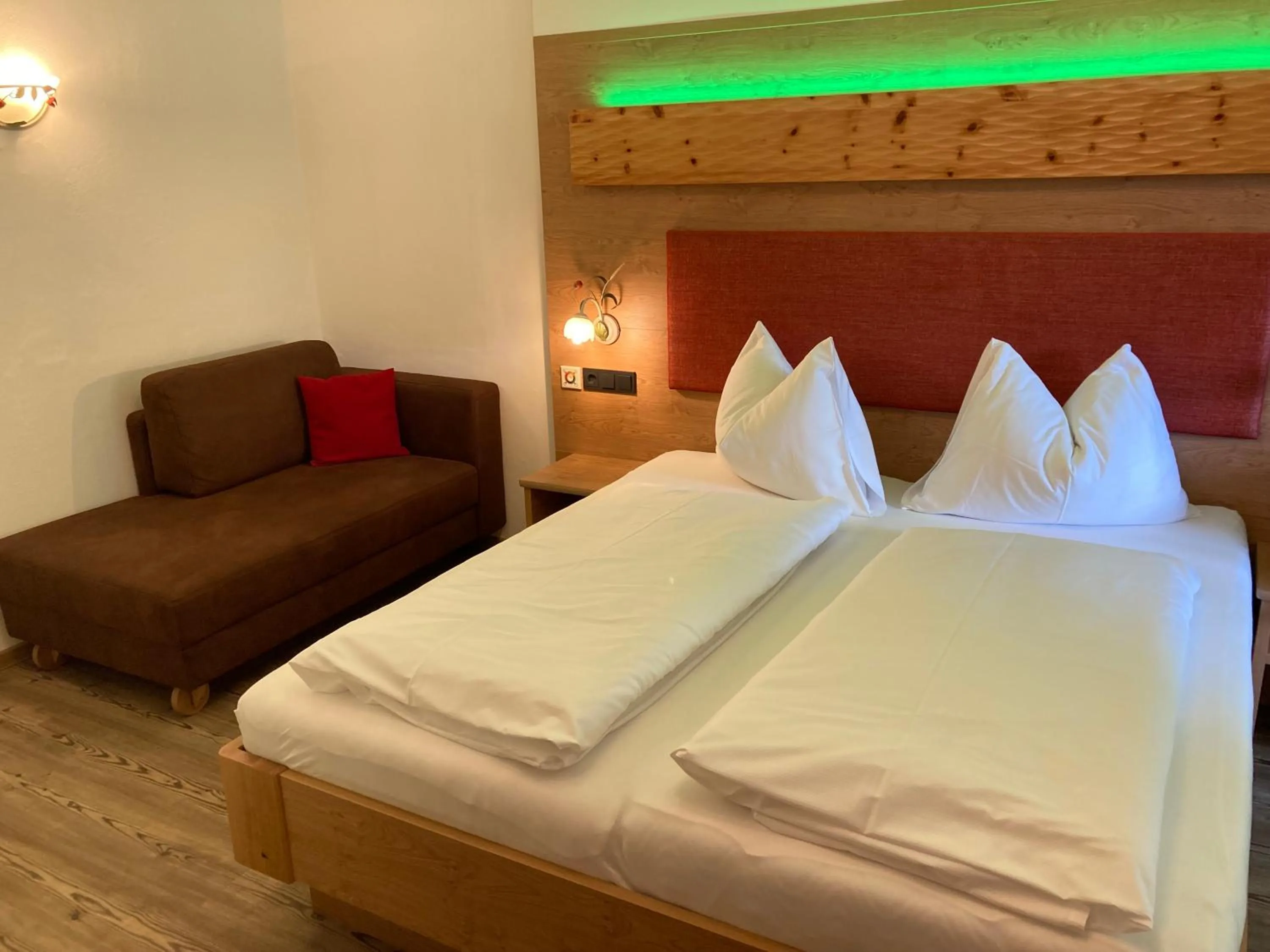 Photo of the whole room, Bed in Hotel Garni Siegmundshof - inclusive Joker Card im Sommer