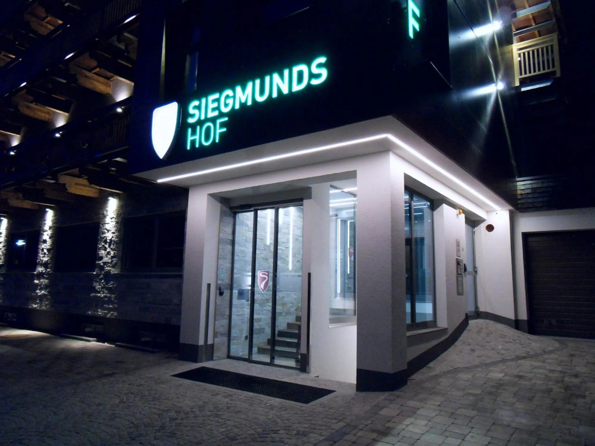 Facade/entrance in Hotel Garni Siegmundshof - inclusive Joker Card im Sommer