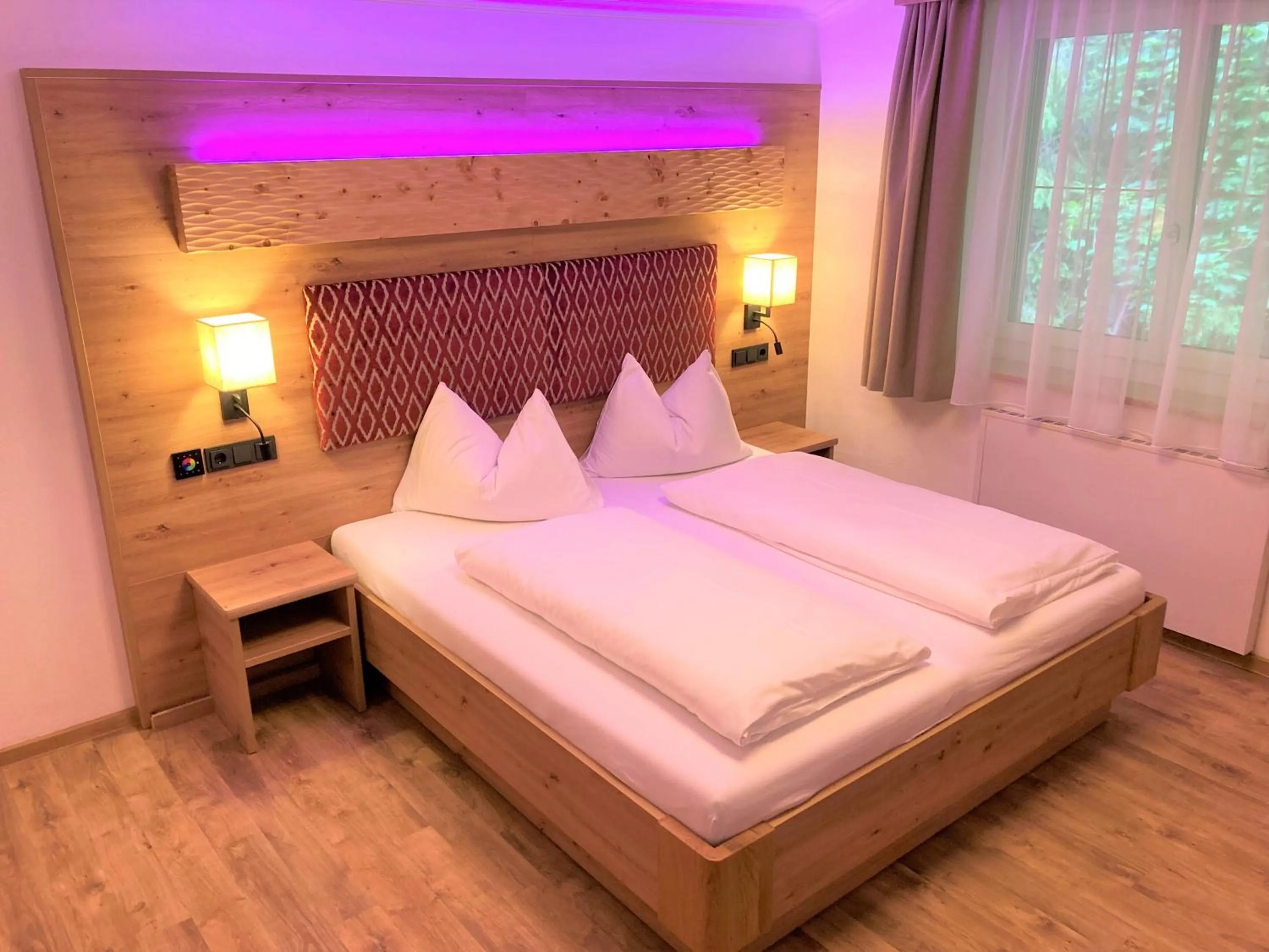Bedroom, Bed in Hotel Garni Siegmundshof - inclusive Joker Card im Sommer