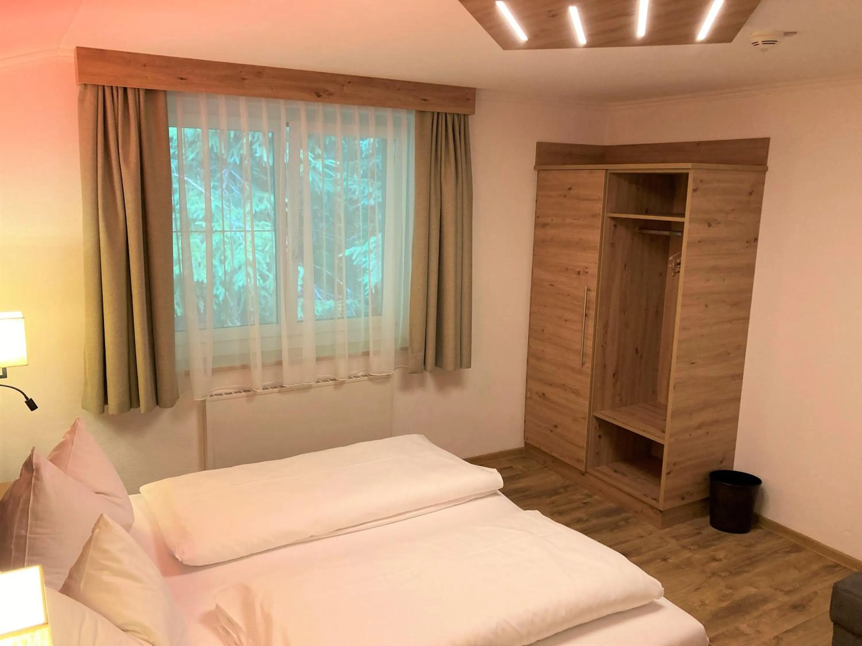 Bedroom, Bed in Hotel Garni Siegmundshof - inclusive Joker Card im Sommer