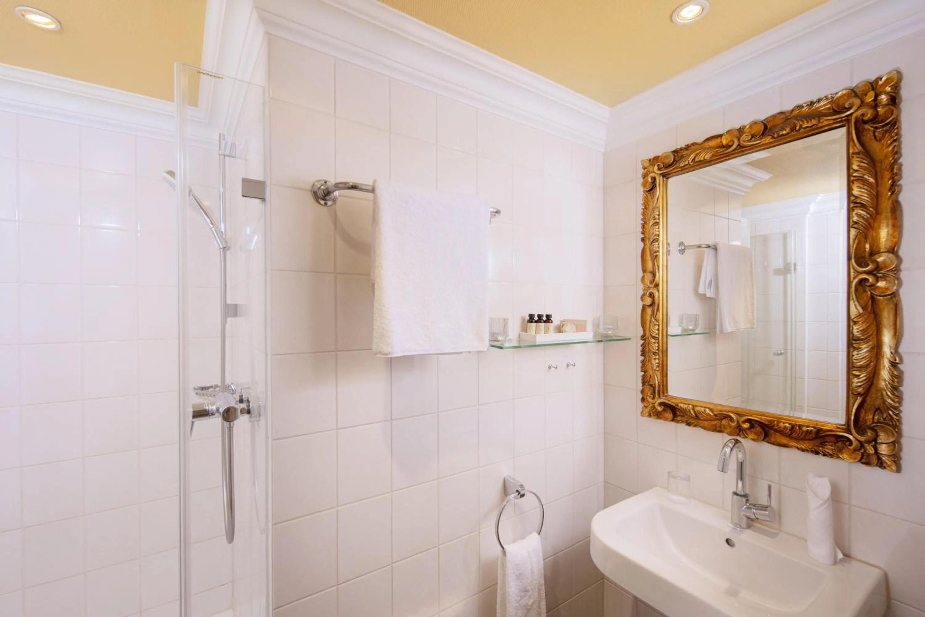 Bathroom in Atlantic Parkhotel