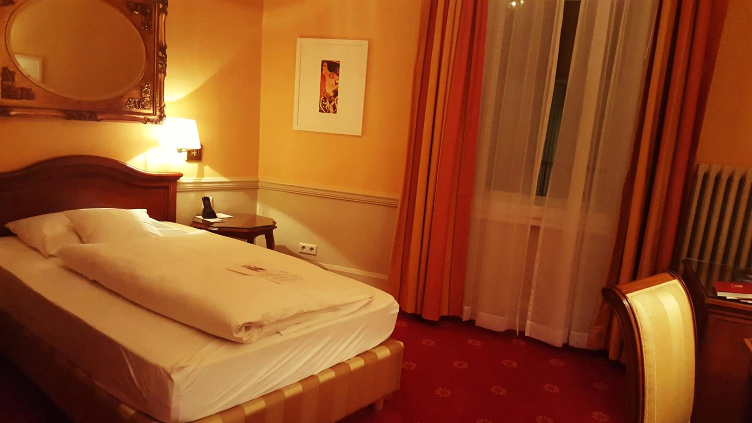 Bed in Atlantic Parkhotel