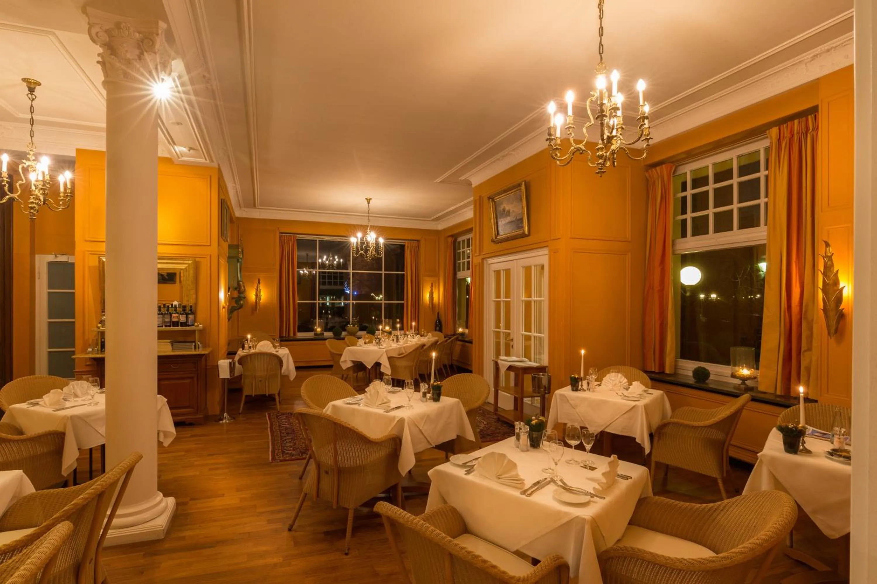 Restaurant/places to eat in Atlantic Parkhotel