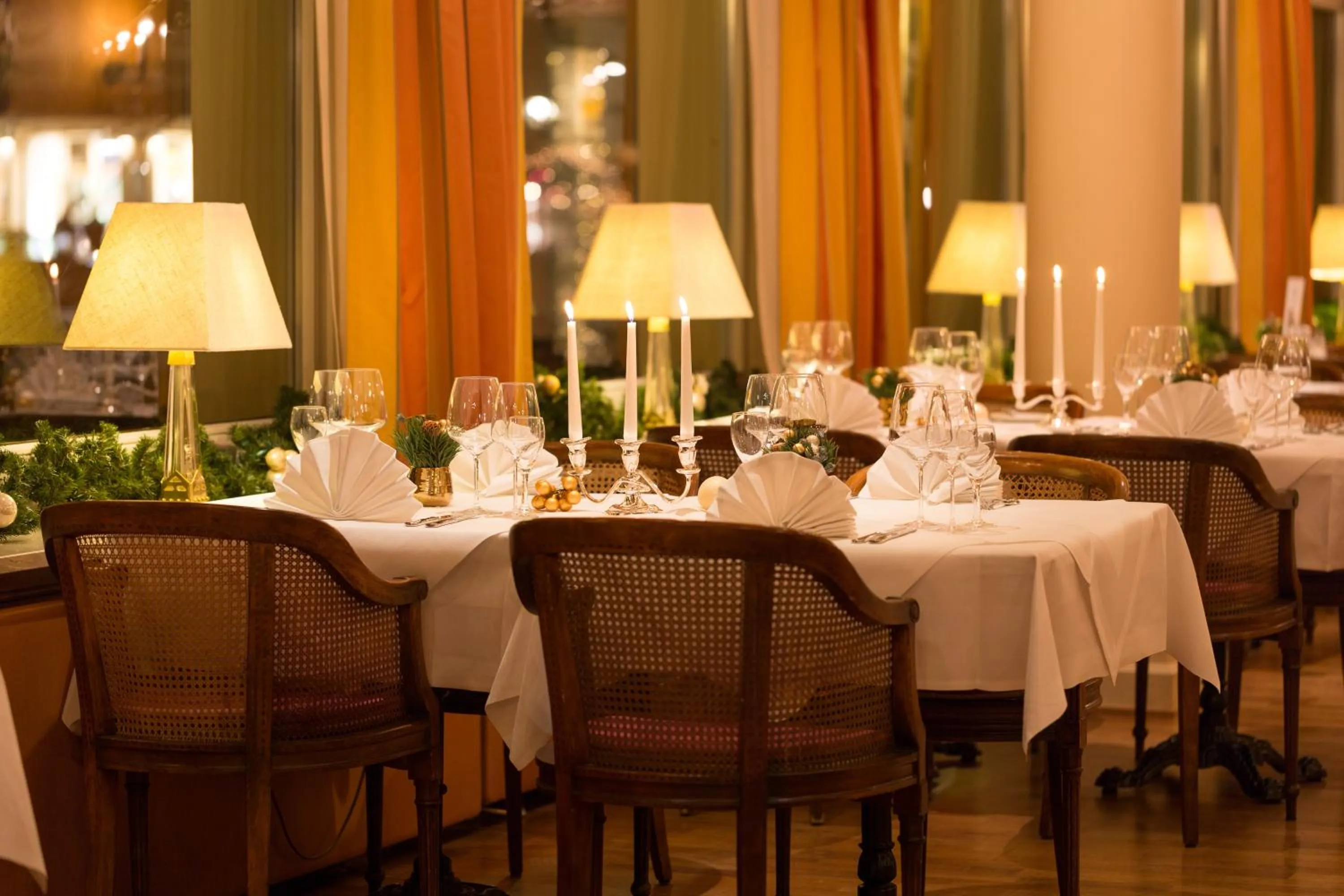 Restaurant/places to eat in Atlantic Parkhotel