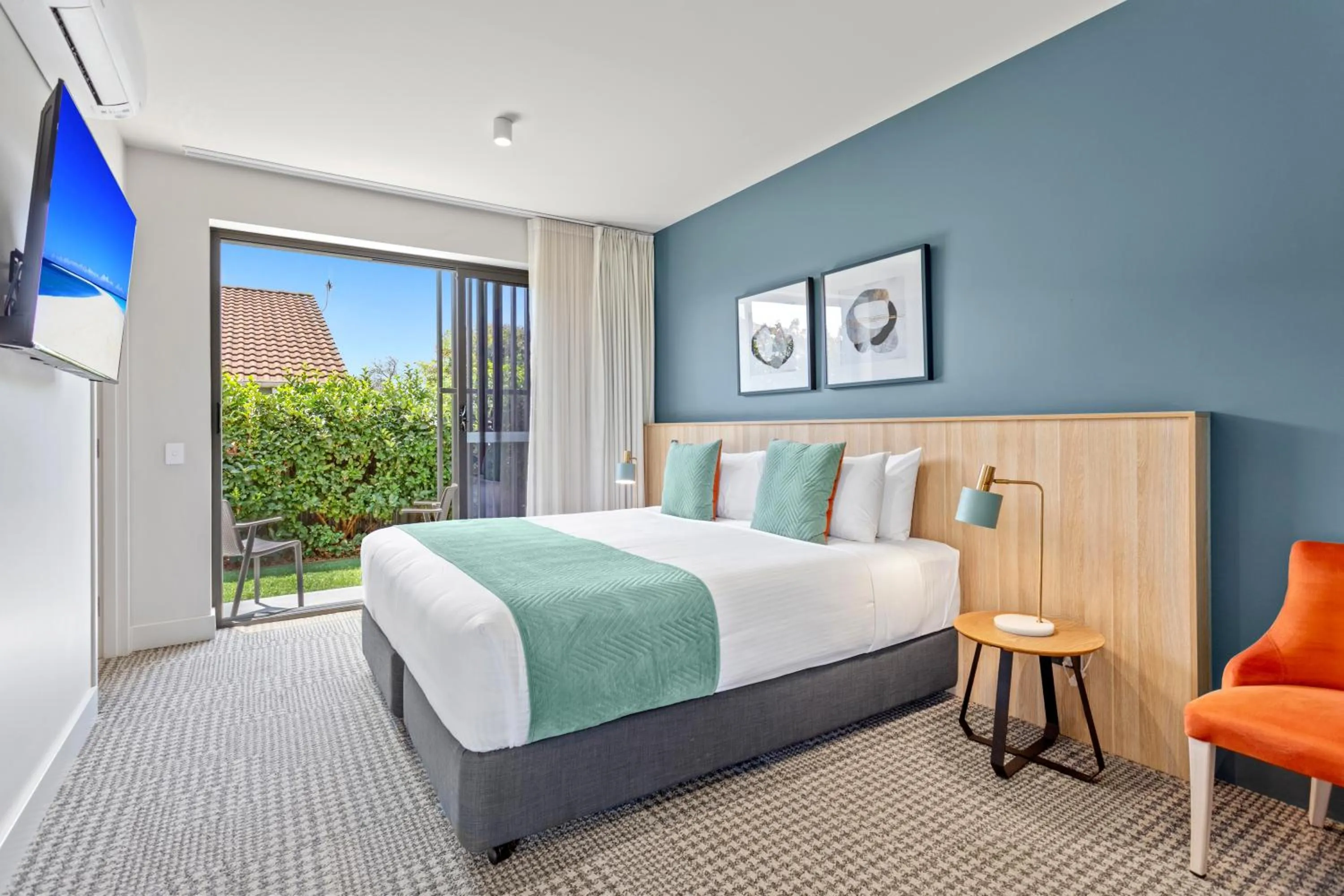 Patio, Bed in Club Old Bar Motel