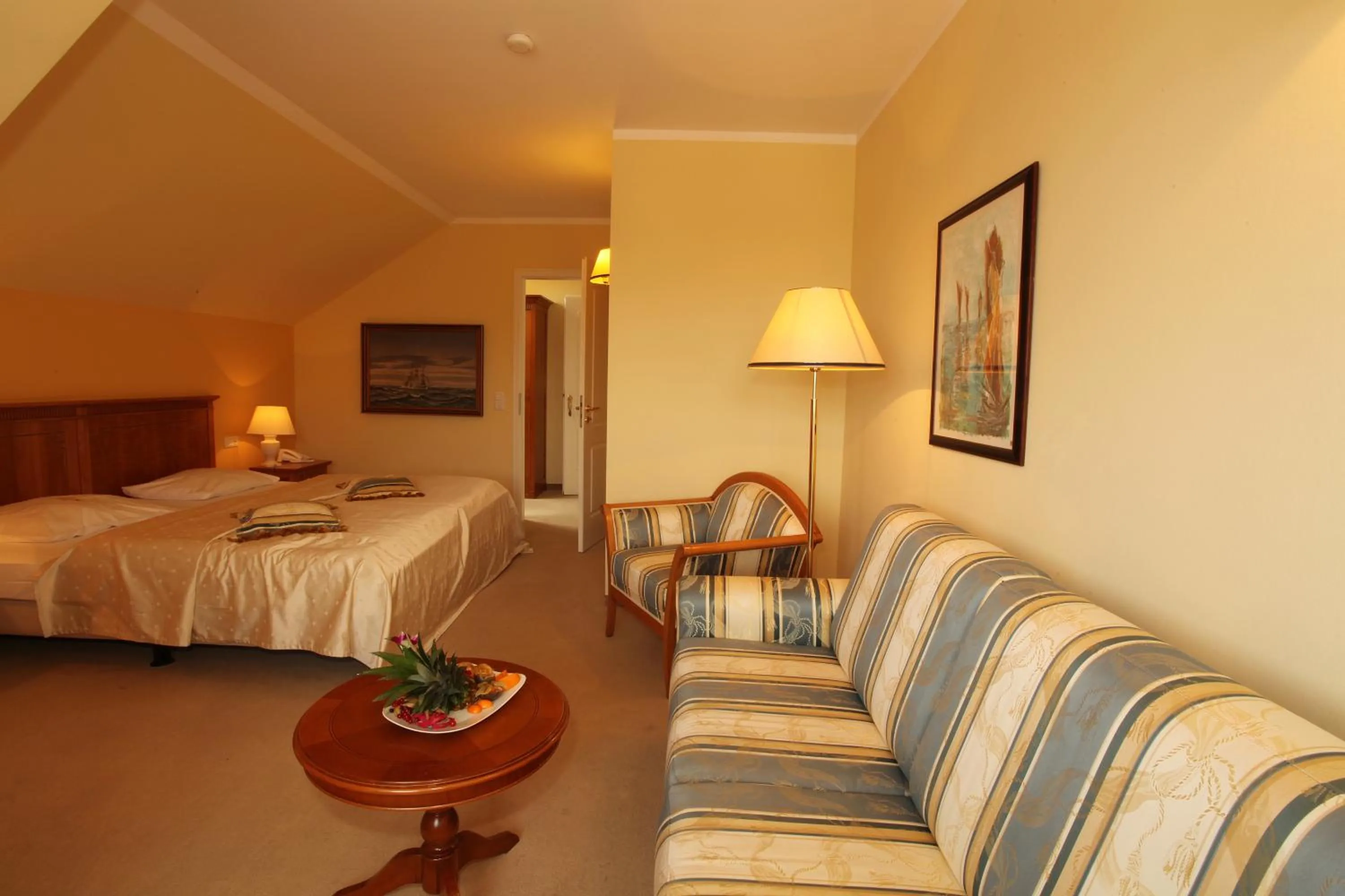 Photo of the whole room, Bed in Strandhotel Deichgraf Graal-Müritz