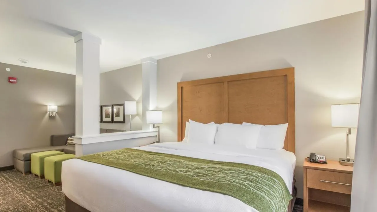 Photo of the whole room, Bed in Comfort Inn