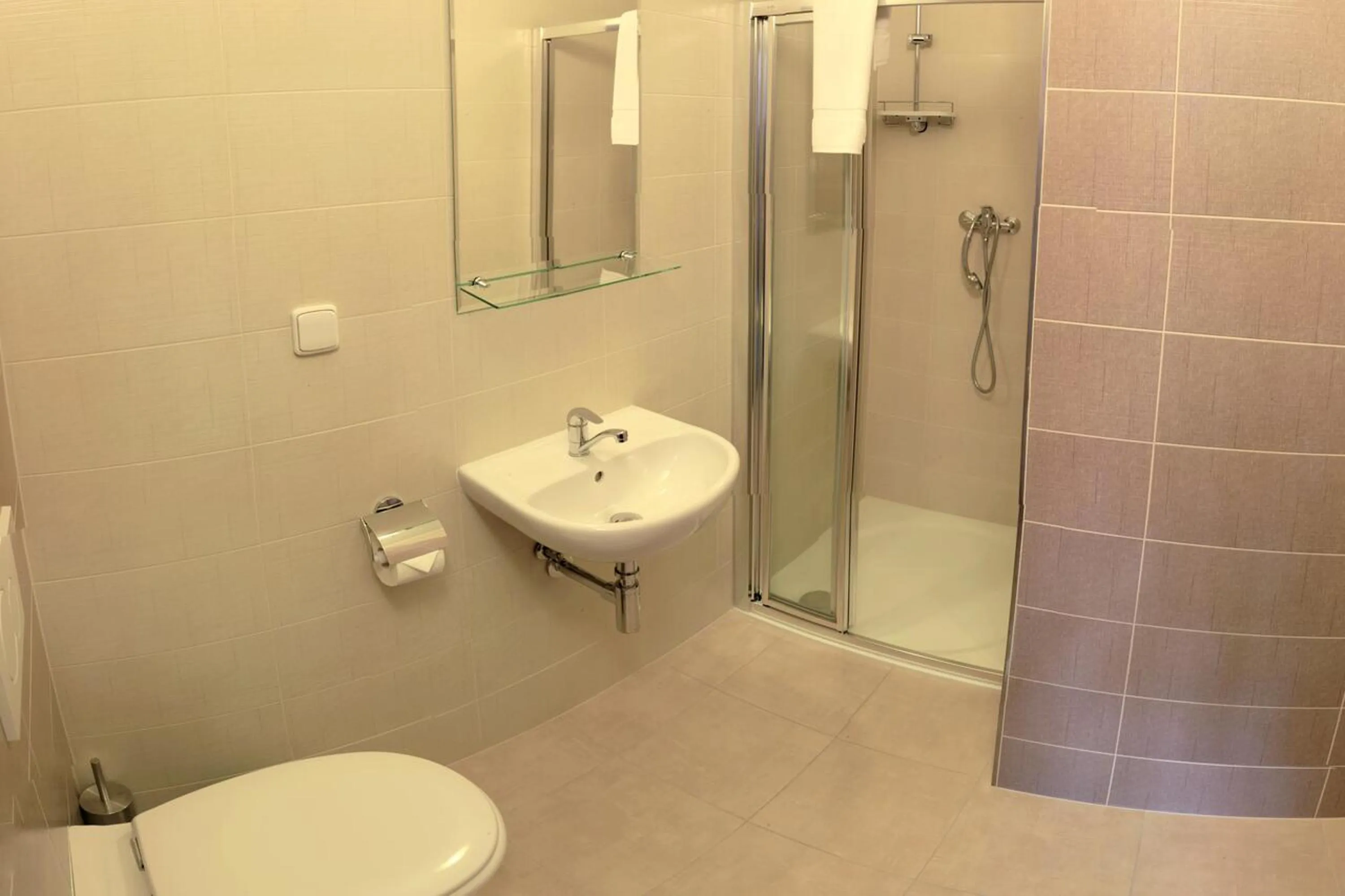 Shower in Štiřínská stodola u Prahy