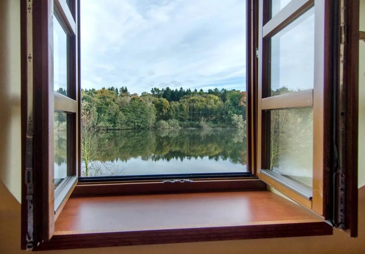 Lake view in Štiřínská stodola u Prahy