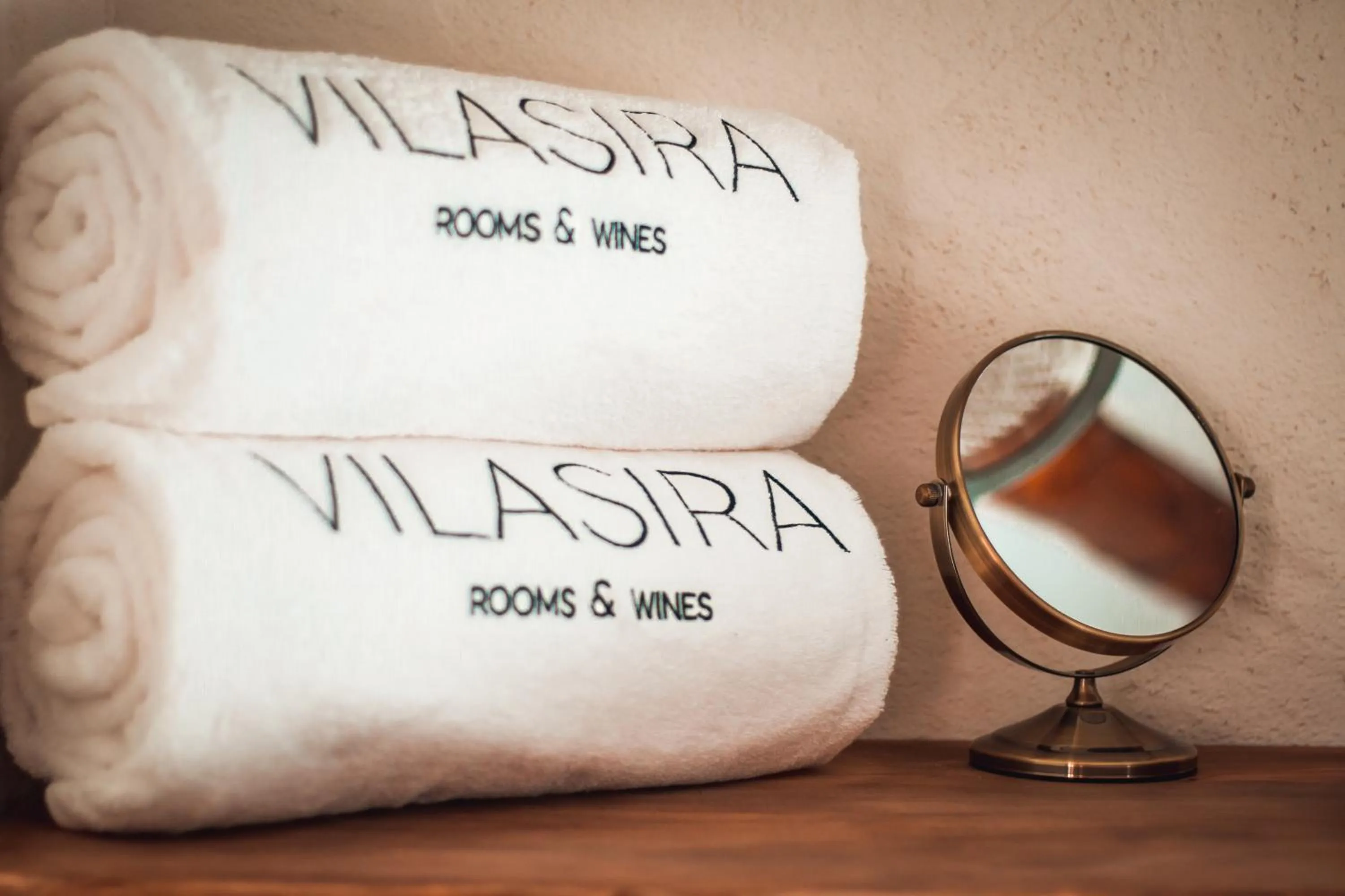 VILASIRA ( Rooms & Wines )
