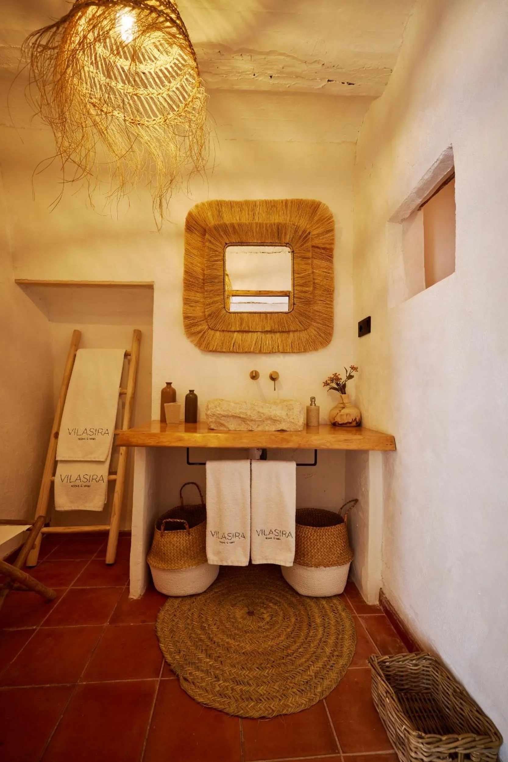 VILASIRA ( Rooms & Wines )