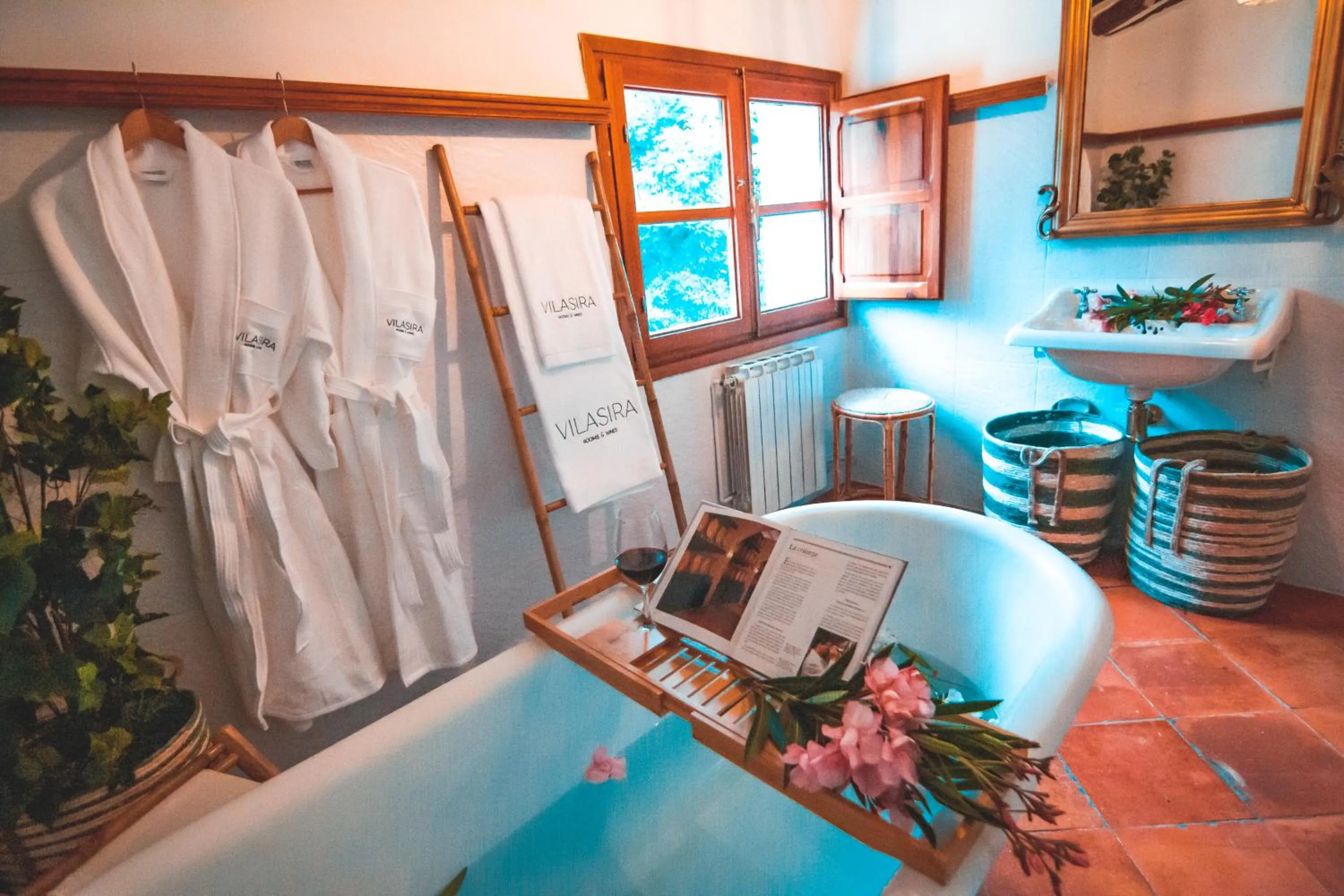 VILASIRA ( Rooms & Wines )