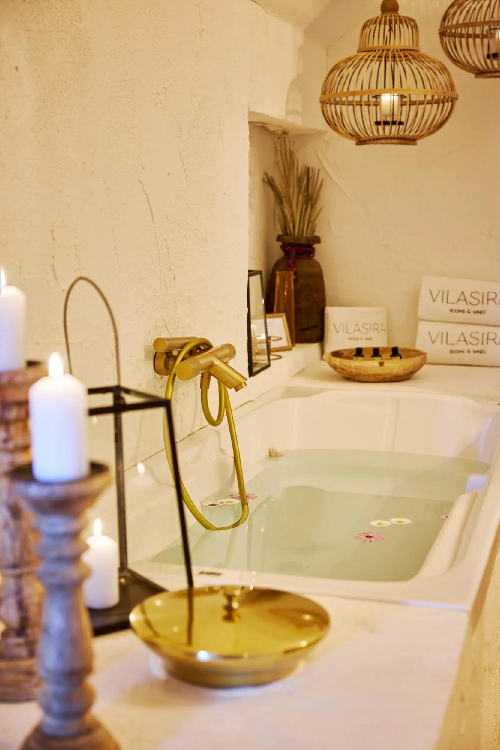 VILASIRA ( Rooms & Wines )