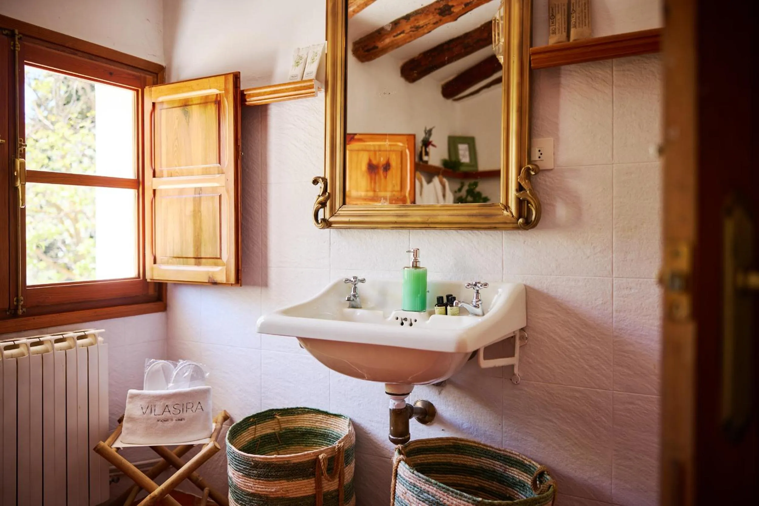 VILASIRA ( Rooms & Wines )