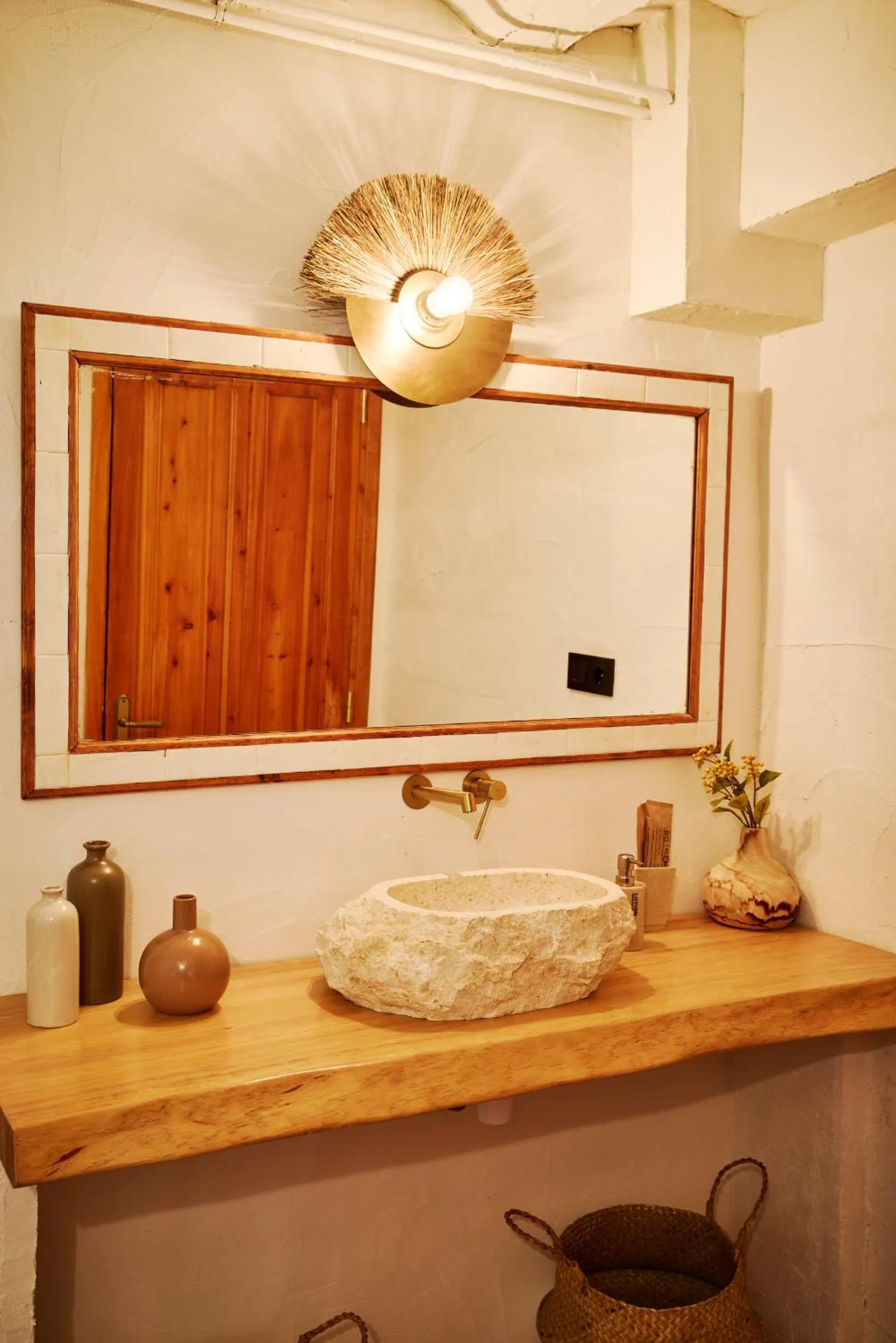 VILASIRA ( Rooms & Wines )