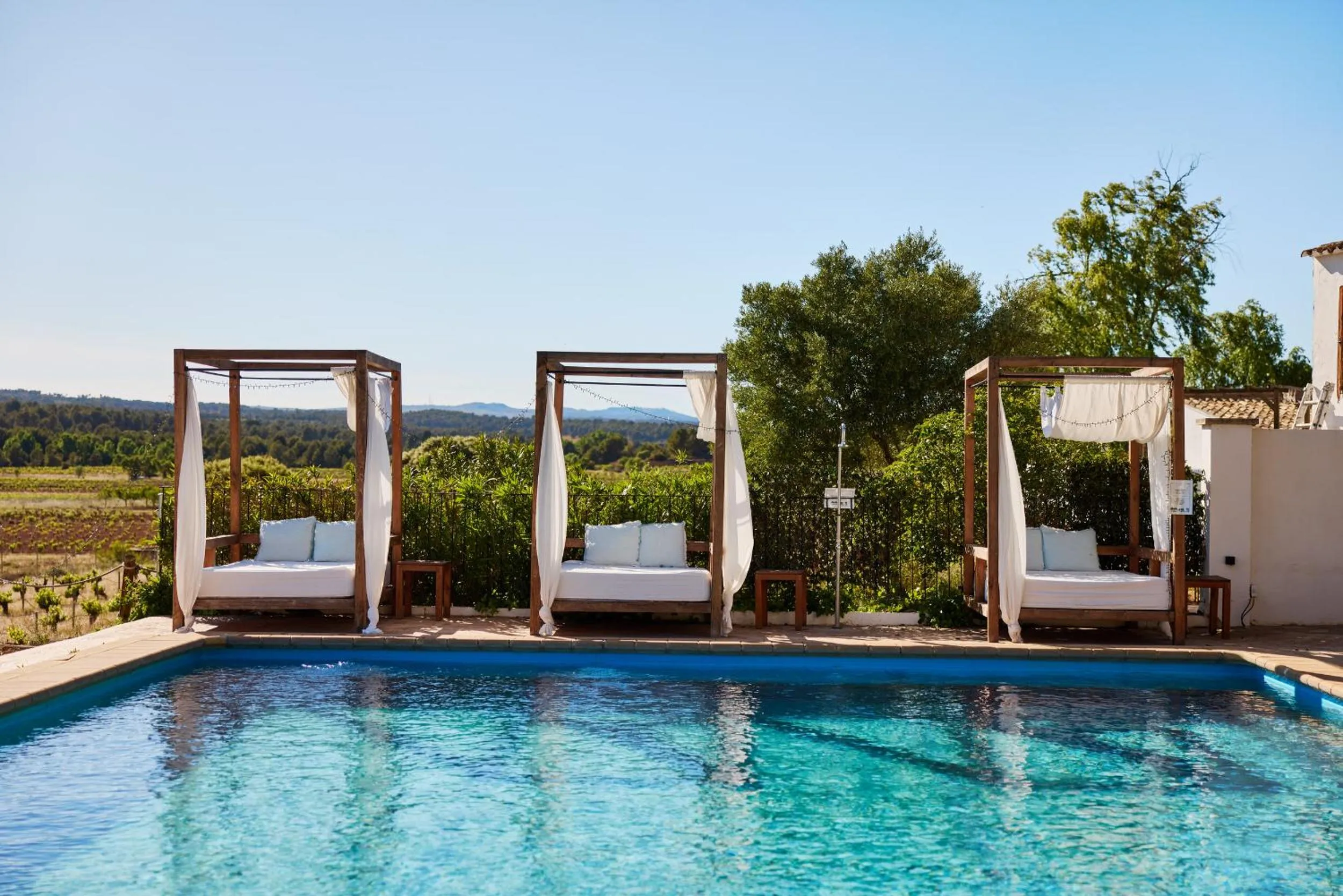 VILASIRA ( Rooms & Wines )