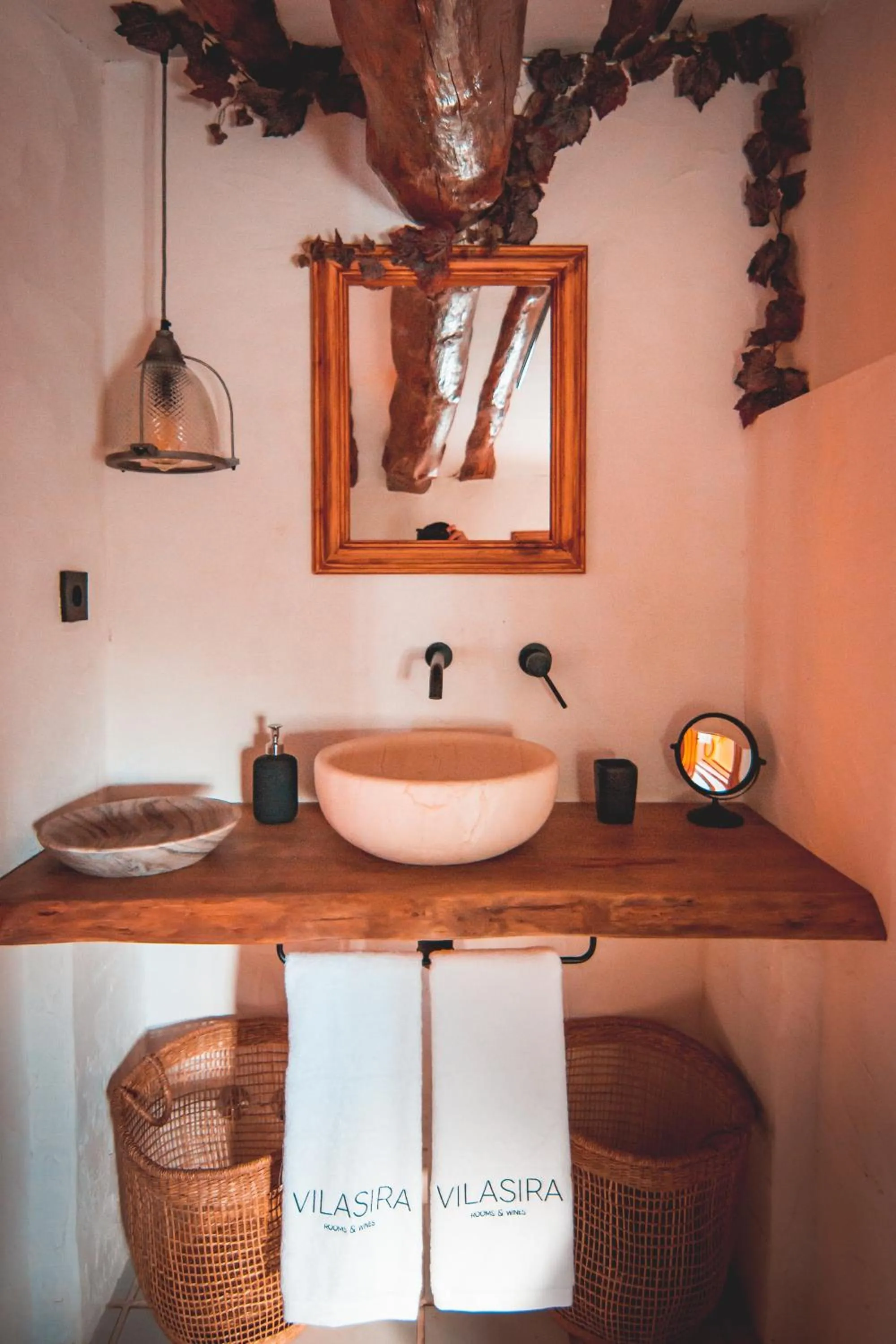 VILASIRA ( Rooms & Wines )