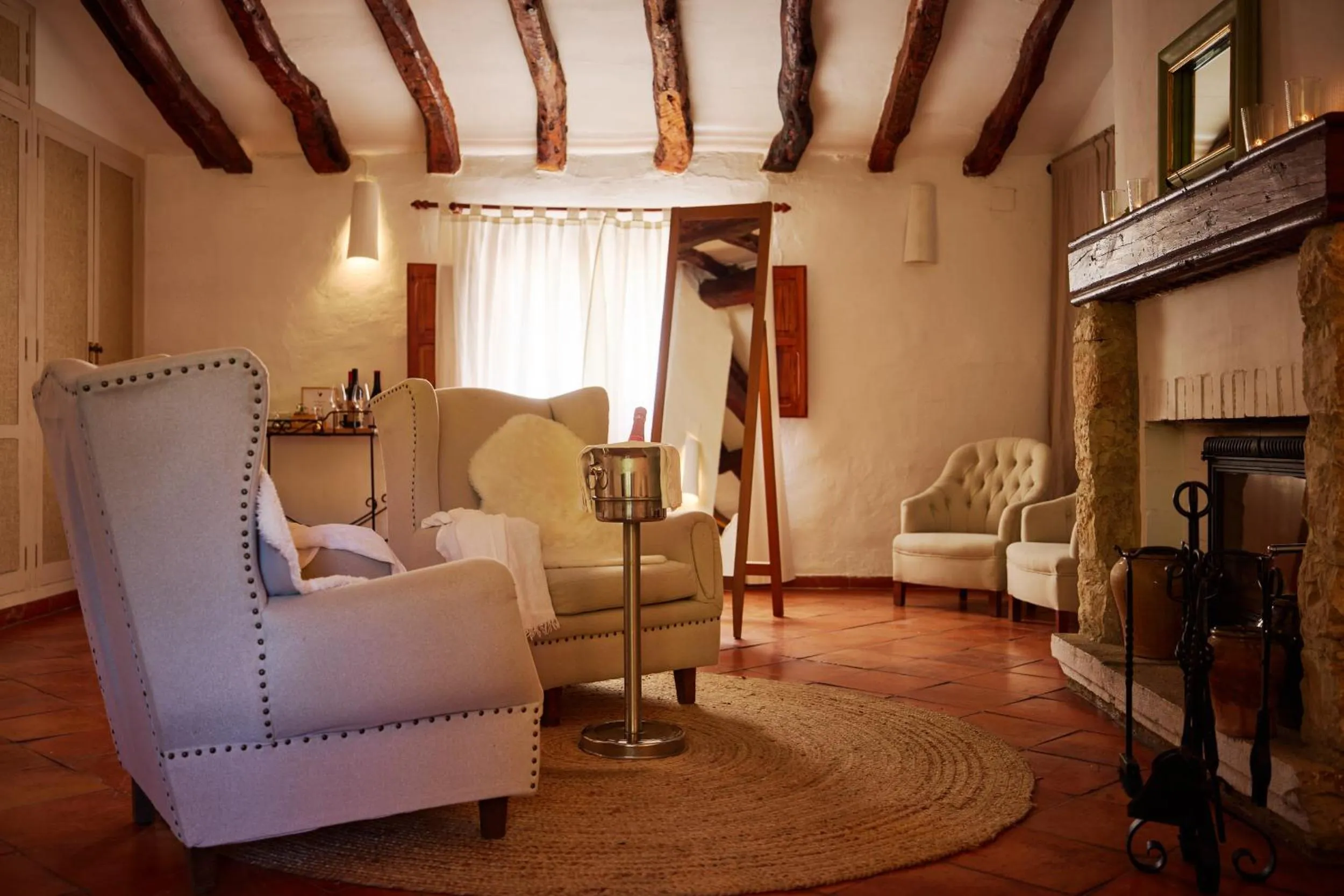 VILASIRA ( Rooms & Wines )