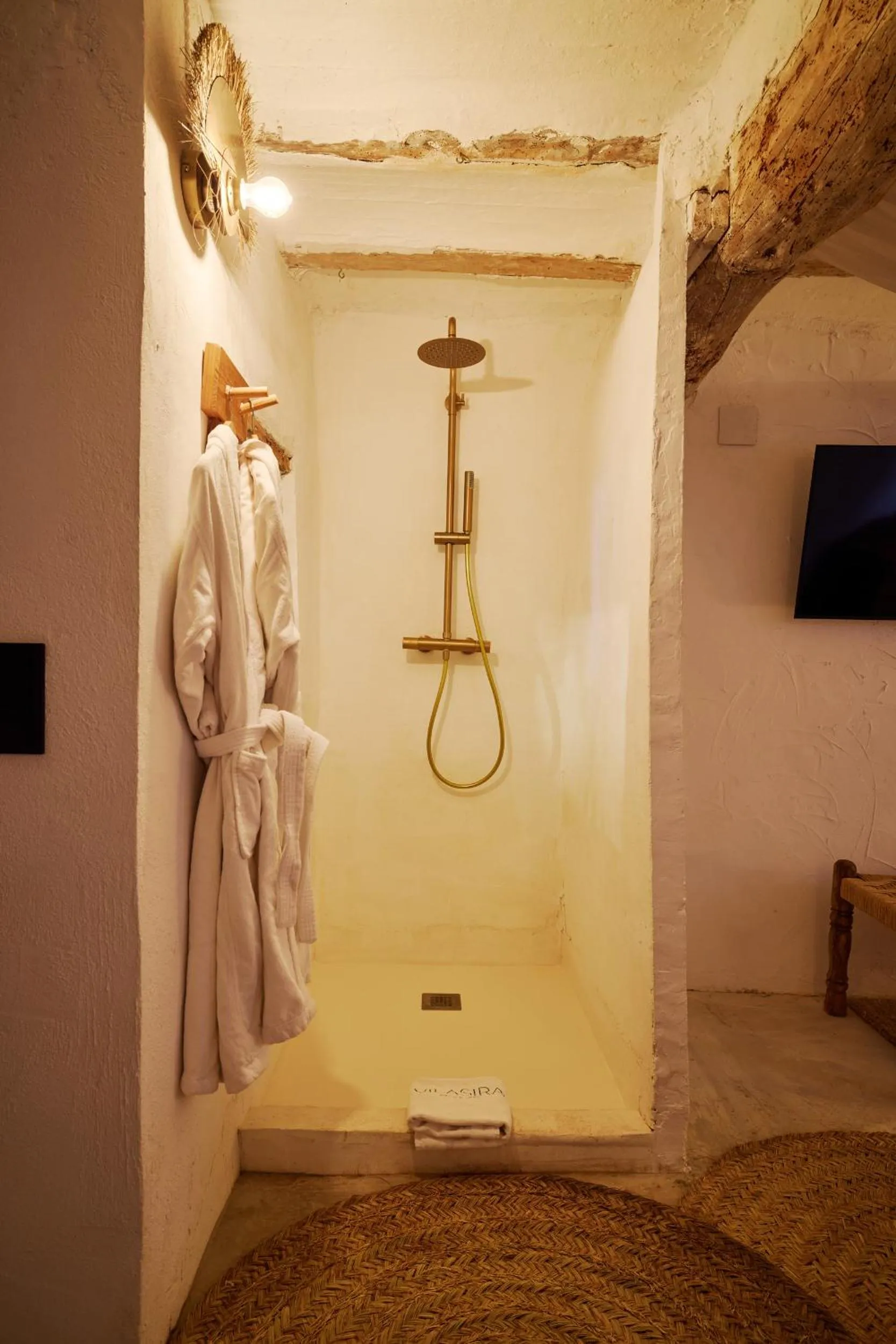 VILASIRA ( Rooms & Wines )