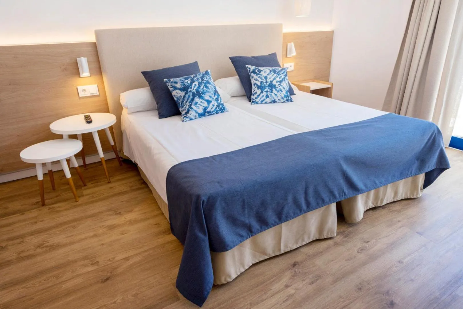 Photo of the whole room, Bed in Parque Nereida Suites Hotel